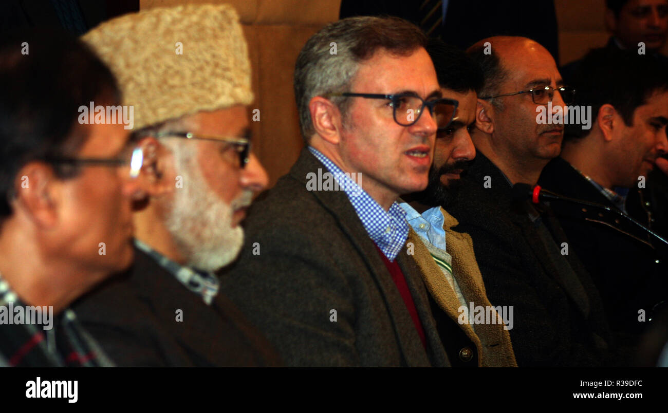 Srinagar, au Cachemire. 22 novembre, 2018. M. Omar Abdullah et autres hauts dirigeants ,au cours de conférence de presse après.Jammu-et-Cachemire.dissous l'Assemblée dans un surprenant,Jammu-et-Cachemire gouverneur Satya Pal Malik a dissous l'Assemblée générale de l'état dans la nuit de mercredi.La décision du gouverneur suivie le jalonnement de claims par coalitions rivales Ñ Sajjad Lone du PeopleÕs avec alignement conférence le BJP et PDP rebelles d'une part, et Mehbooba Mufti de la PDP formant une grande coalition avec la Conférence nationale et le Congrès sur l'o Banque D'Images
