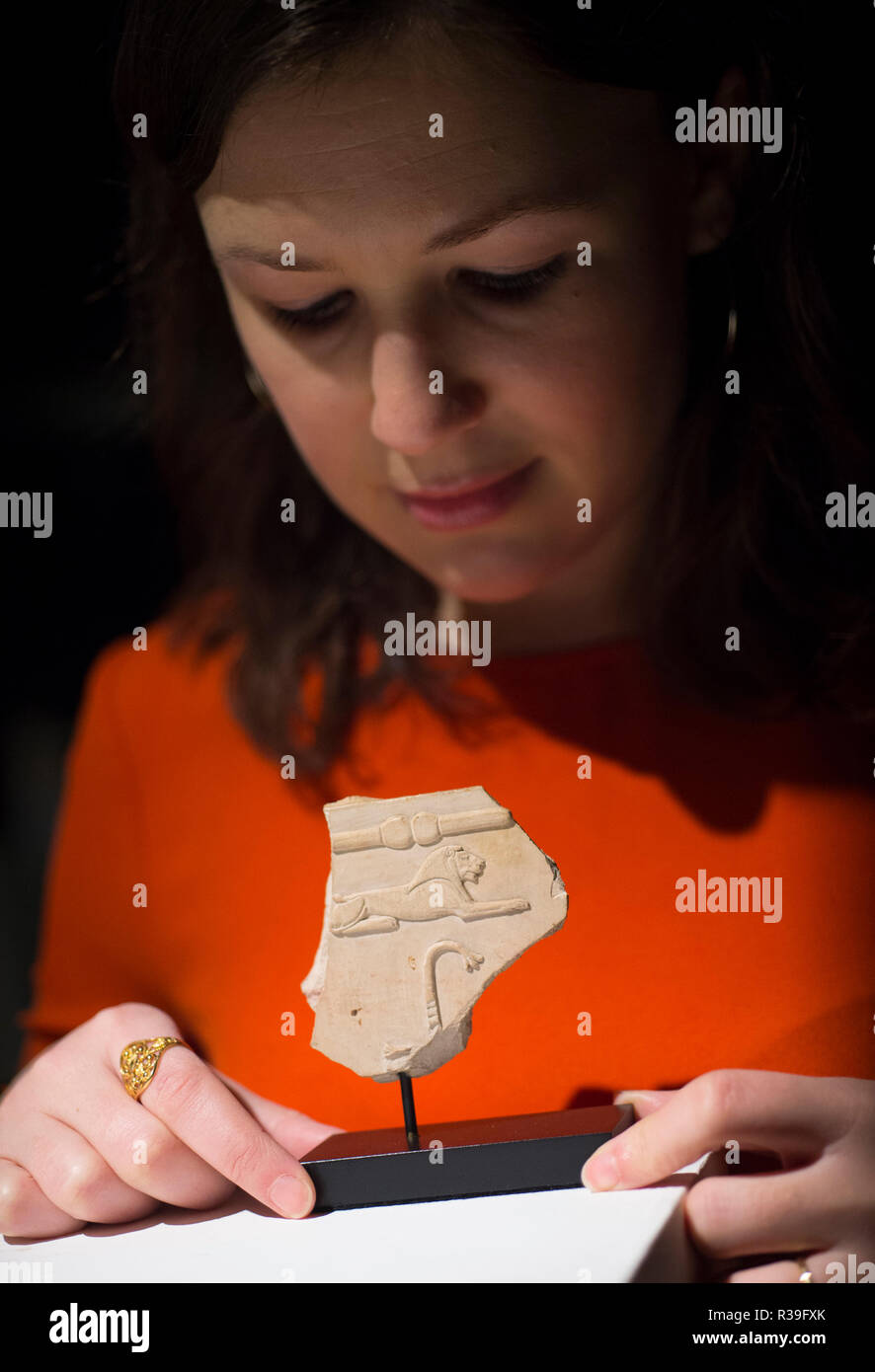 Bonhams, New Bond Street, London, UK. 22 novembre, 2018. Bonhams Antiquities vente dispose d'une magnifique sélection d'œuvres illustrant les deux animaux domestiques et exotiques de l'ancien monde. De droit : un fragment de relief calcaire égyptien avec lion hiéroglyphe, Nouvel Empire, deuxième moitié du xviiième dynastie, vers 1401-1292 av. J.-C. Estimation £5,000-7,000. Credit : Malcolm Park/Alamy Live News. Banque D'Images