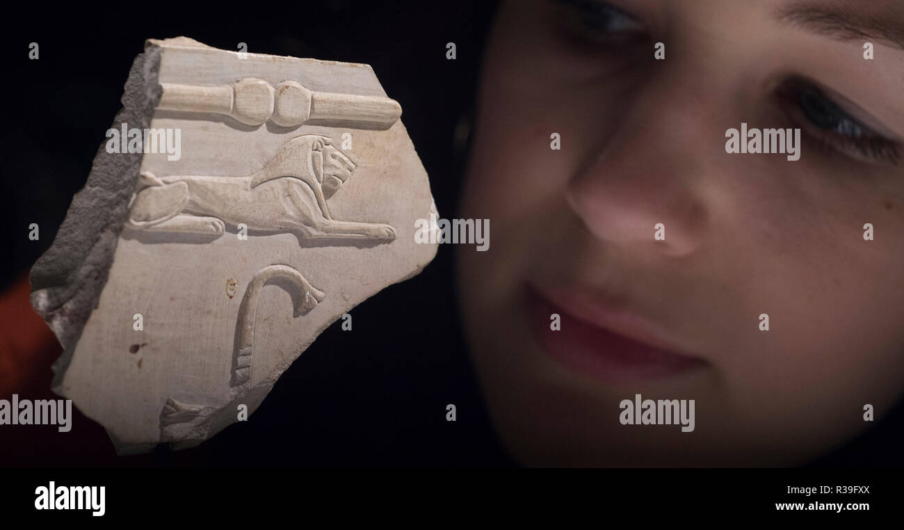 Bonhams, New Bond Street, London, UK. 22 novembre, 2018. Bonhams Antiquities vente dispose d'une magnifique sélection d'œuvres illustrant les deux animaux domestiques et exotiques de l'ancien monde. De droit : un fragment de relief calcaire égyptien avec lion hiéroglyphe, Nouvel Empire, deuxième moitié du xviiième dynastie, vers 1401-1292 av. J.-C. Estimation £5,000-7,000. Credit : Malcolm Park/Alamy Live News. Banque D'Images