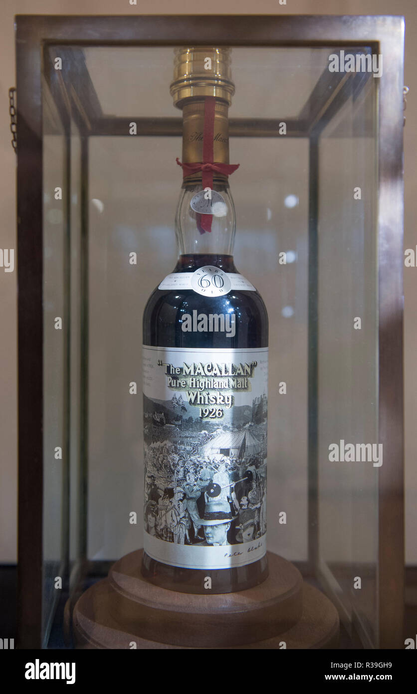 Bonhams, New Bond Street, London, UK. 22 novembre, 2018. Le Macallan 60 ans - 1926 - Scotch Whisky en bouteille (1986). Bonhams présente une très rare vintage Macallan 60 ans avec label design by Peter Blake (co-concepteur de la couverture de l'album des Beatles Sgt Peppers) et l'un de seulement 12 bouteilles. La bouteille sera mise aux enchères Bonhams à Édimbourg Le Whisky vente le 6 mars 2019, estimation £700 000. Credit : Malcolm Park/Alamy Live News. Banque D'Images