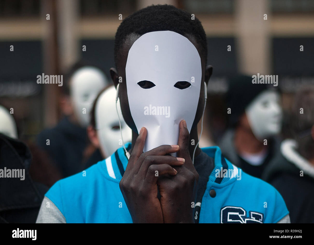 Malaga, Espagne. 22 Nov 2018. Un homme avec un masque blanc est vu comme il prend part à un flash mob organisé par l'organisation humanitaire "Caritas" à commémore la Journée internationale de sans-abri, qui est célébrée le 27 novembre. Credit : SOPA/Alamy Images Limited Live News Banque D'Images