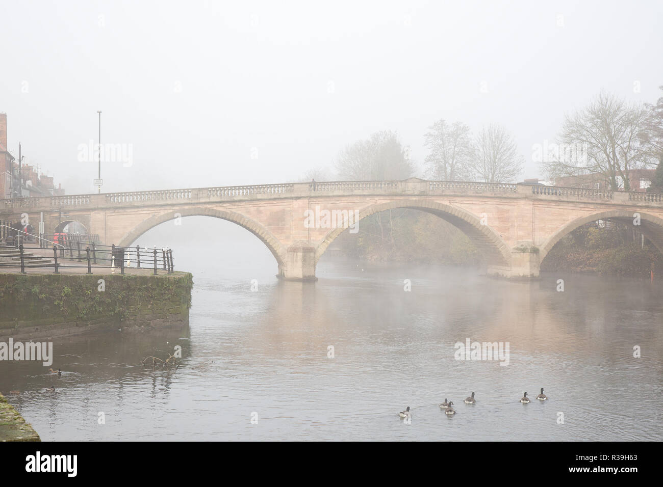 Bewdley, UK. 22 novembre, 2018. Météo France : les conditions laissent froid et humide brouillard brumeux sur la rivière à Bewdley pour la plupart de la journée. Le pont peut être vu avec très peu de circulation traversant elle aussi peu de résidents locaux voyagent dans le gel. Seules les oies sont assez courageux pour être sur la rivière aujourd'hui. Credit : Lee Hudson/Alamy Live News Banque D'Images