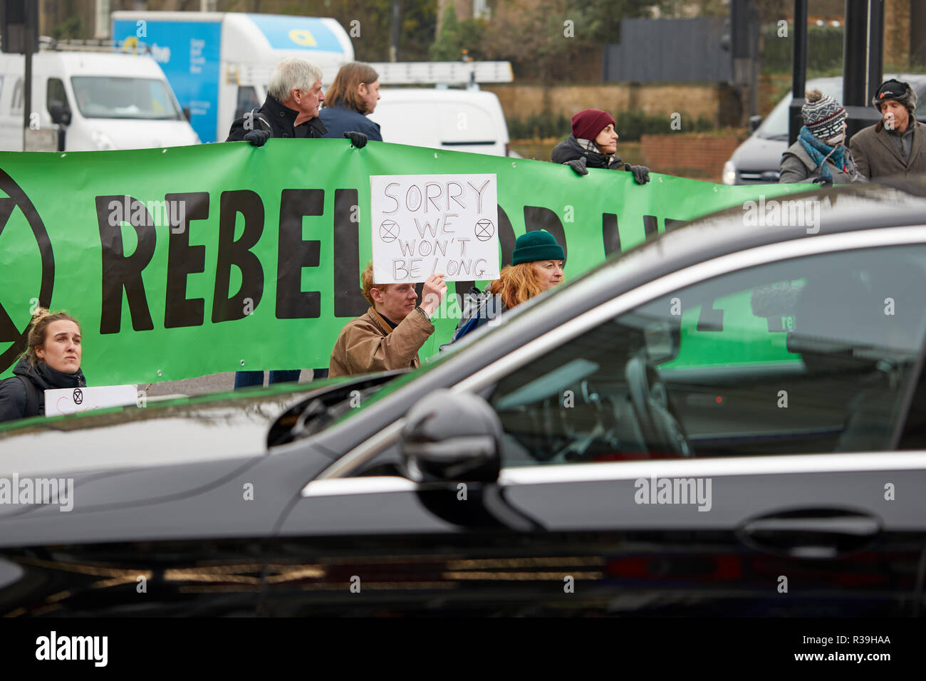 Londres, Royaume-Uni. - Le 22 novembre 2018 : Les membres du groupe changement climatique rébellion Extinction le bloc A4 dans Londres à Earls Court. Crédit : Kevin J. Frost/Alamy Live News Banque D'Images