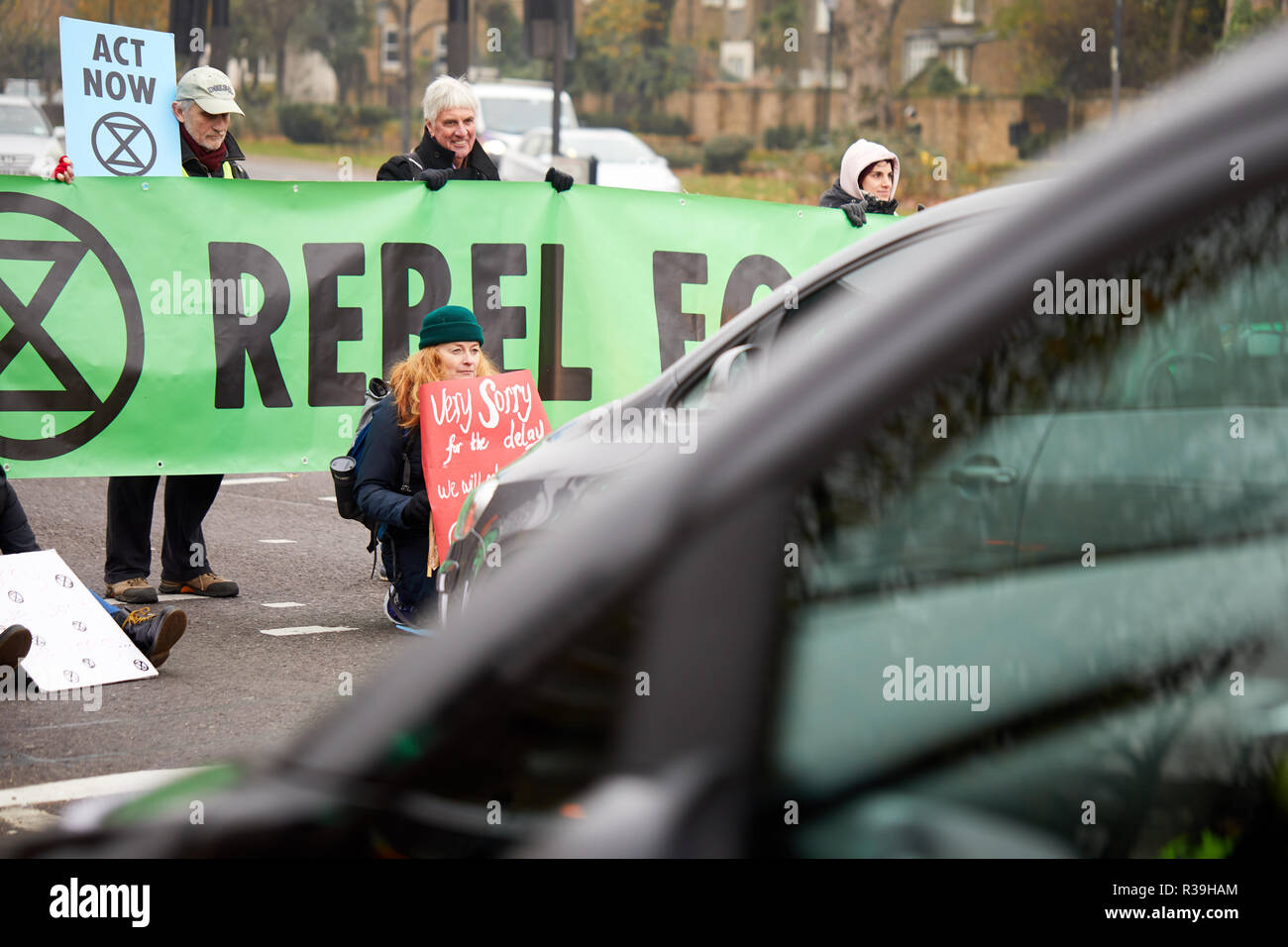 Londres, Royaume-Uni. - Le 22 novembre 2018 : Les membres du groupe changement climatique rébellion Extinction le bloc A4 dans Londres à Earls Court. Crédit : Kevin J. Frost/Alamy Live News Banque D'Images