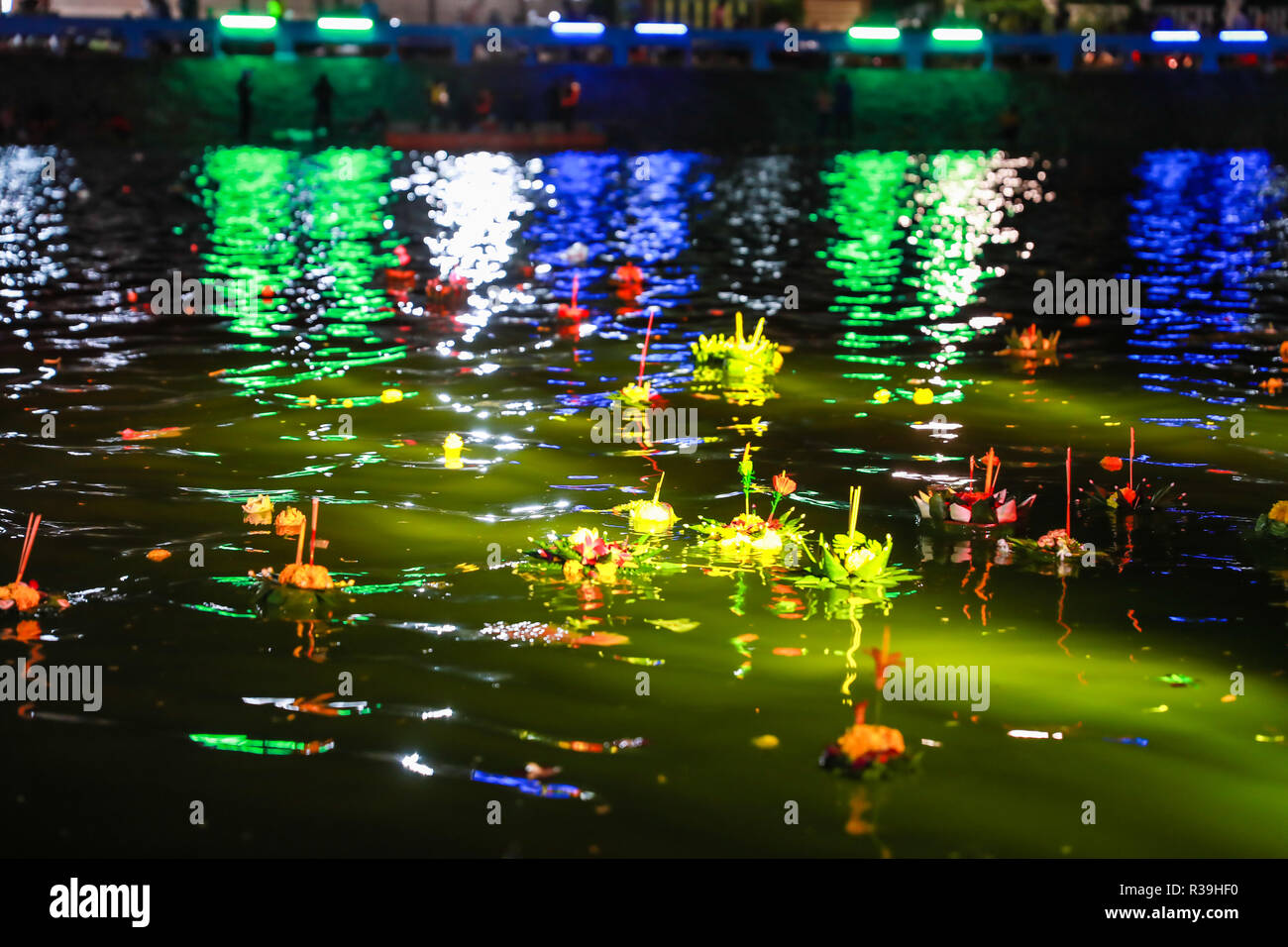 Surin, Thaïlande. 22 Nov, 2018. Les Krathongs illumines sont vus dans un lac à Surin, Thaïlande, 22 novembre 2018. La Thaïlande a observé le Loy Krathong festival annuel le jeudi. Comme une tradition qui a été suivie pendant au moins sept siècles, les gens mis à flot des radeaux en forme de lotus ornée de bougies, encens et fleurs, connu comme Les Krathongs illumines, autour de la Douzième Nuit de pleine lune du calendrier thaïlandais tout en souhaitant une année de mauvaise chance d'être emportées par les eaux. Credit : Zhang Keren/Xinhua/Alamy Live News Banque D'Images