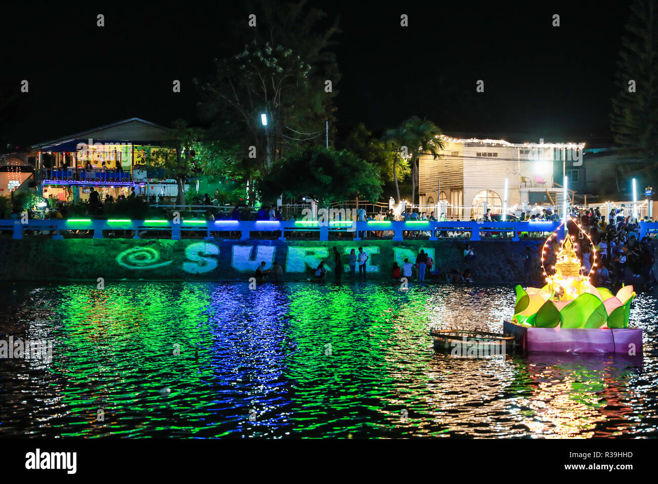 Surin, Thaïlande. 22 Nov, 2018. Les gens leur flotteur Les Krathongs illumines à Surin, Thaïlande, 22 novembre 2018. La Thaïlande a observé le Loy Krathong festival annuel le jeudi. Comme une tradition qui a été suivie pendant au moins sept siècles, les gens mis à flot des radeaux en forme de lotus ornée de bougies, encens et fleurs, connu comme Les Krathongs illumines, autour de la Douzième Nuit de pleine lune du calendrier thaïlandais tout en souhaitant une année de mauvaise chance d'être emportées par les eaux. Credit : Zhang Keren/Xinhua/Alamy Live News Banque D'Images
