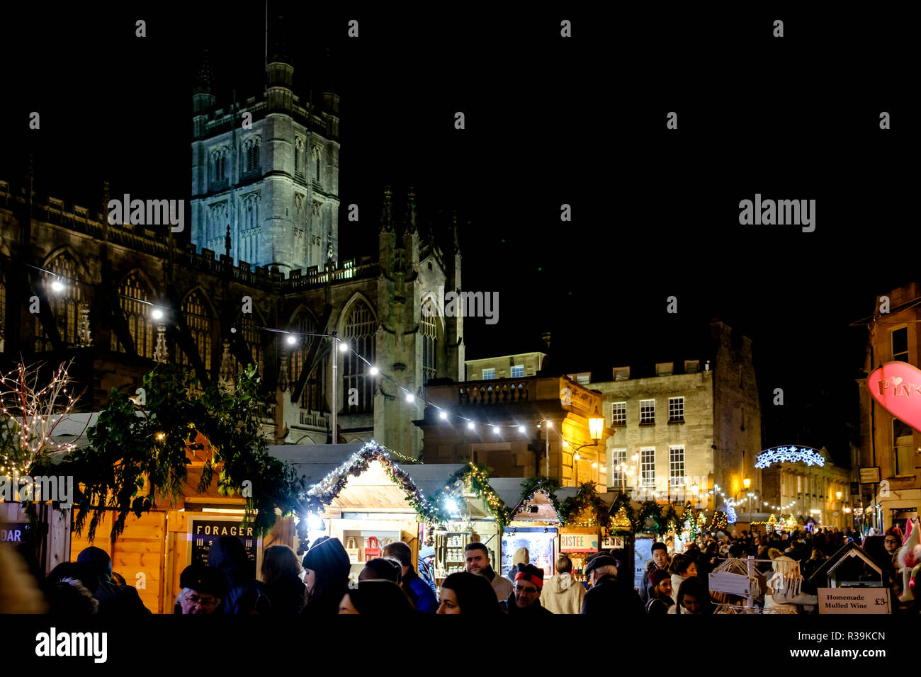 Bath, Somerset, Royaume-Uni. 22 Nov 2018. Marché de Noël de Fête du Bain a commencé. Les foules se rassemblent pour un repas de fête et de divertissement. Crédit : Mr Standfast/Alamy Live News Banque D'Images