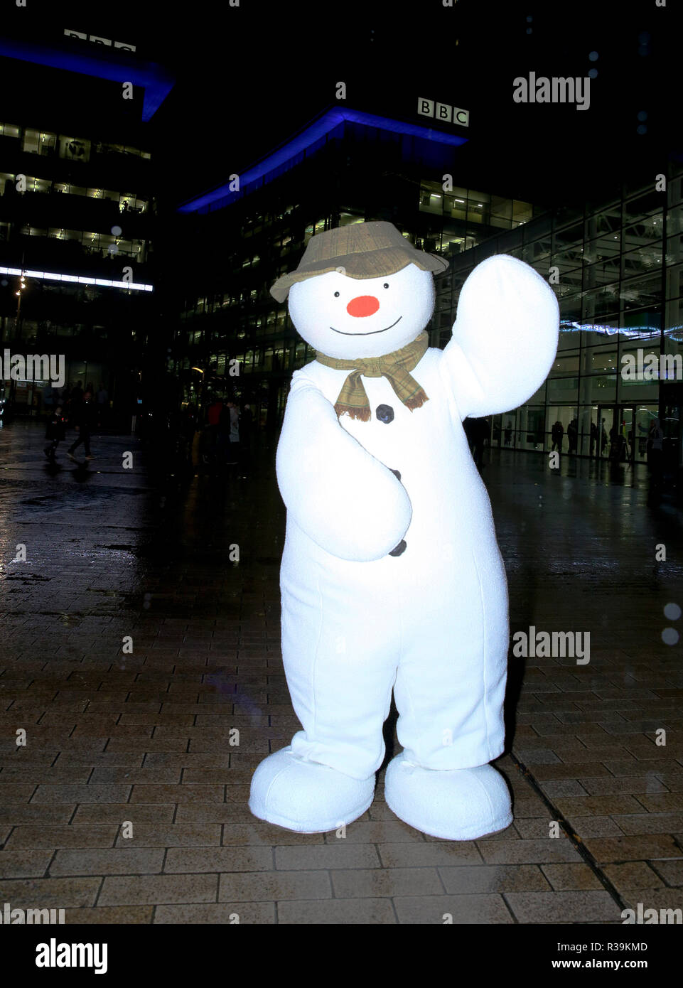 Salford, Greater Manchester, UK. 22 Nov 2018. Ouverture d'une route de l'art de fête pour célébrer le 40e anniversaire de Raymond Briggs photo livre 'Le Bonhomme'. Les Bonhommes de neige géant sculptures, inspiré par la chanson des "douze jours de Noël" peut être trouvé autour de la ville des médias. Le Bonhomme de la vie réelle s'est joint à l'événement, Salford, Royaume-Uni, 22 novembre 2018 (C)Barbara Cook/Alamy Live News Banque D'Images