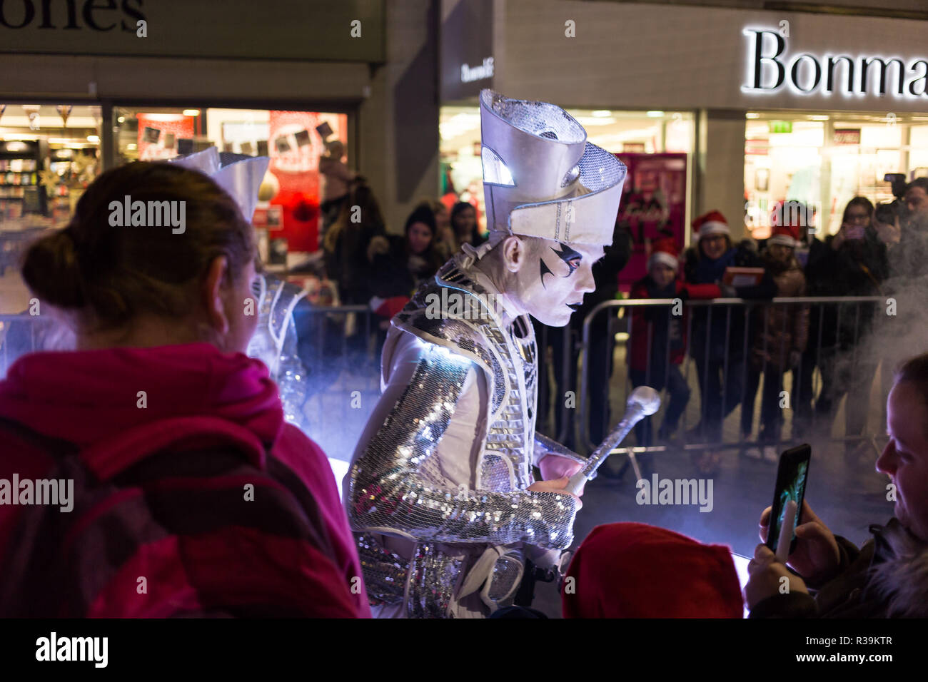 Lisburn, Irlande du Nord, le 22 novembre, 2018. Des foules de gens, y compris de nombreuses jeunes familles, ligne Bow Street et de la place du marché dans le centre-ville de Lisburn pour regarder un défilé lanterne impliquant des collégiens accompagnés d'interprètes carnaval pour les lumières de Noël Switch-On annuel. Il marque le début de Lisburn, Festival Lumière 22 novembre - 25 janvier, quand plus d'un million de lumières illuminent le centre-ville. Le maire, conseiller gue Mackin allumé les lumières de Noël l'aide précieuse d'Santa. Crédit : Ian Proctor/Alamy Live News Banque D'Images