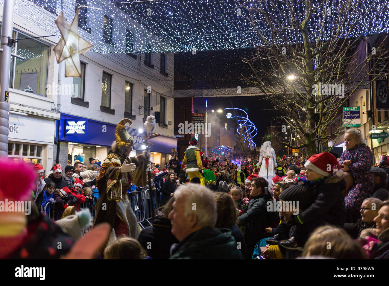 Lisburn, Irlande du Nord, le 22 novembre, 2018. Des foules de gens, y compris de nombreuses jeunes familles, ligne Bow Street et de la place du marché dans le centre-ville de Lisburn pour regarder un défilé lanterne impliquant des collégiens accompagnés d'interprètes carnaval pour les lumières de Noël Switch-On annuel. Il marque le début de Lisburn, Festival Lumière 22 novembre - 25 janvier, quand plus d'un million de lumières illuminent le centre-ville. Le maire, conseiller gue Mackin allumé les lumières de Noël l'aide précieuse d'Santa. Crédit : Ian Proctor/Alamy Live News Banque D'Images