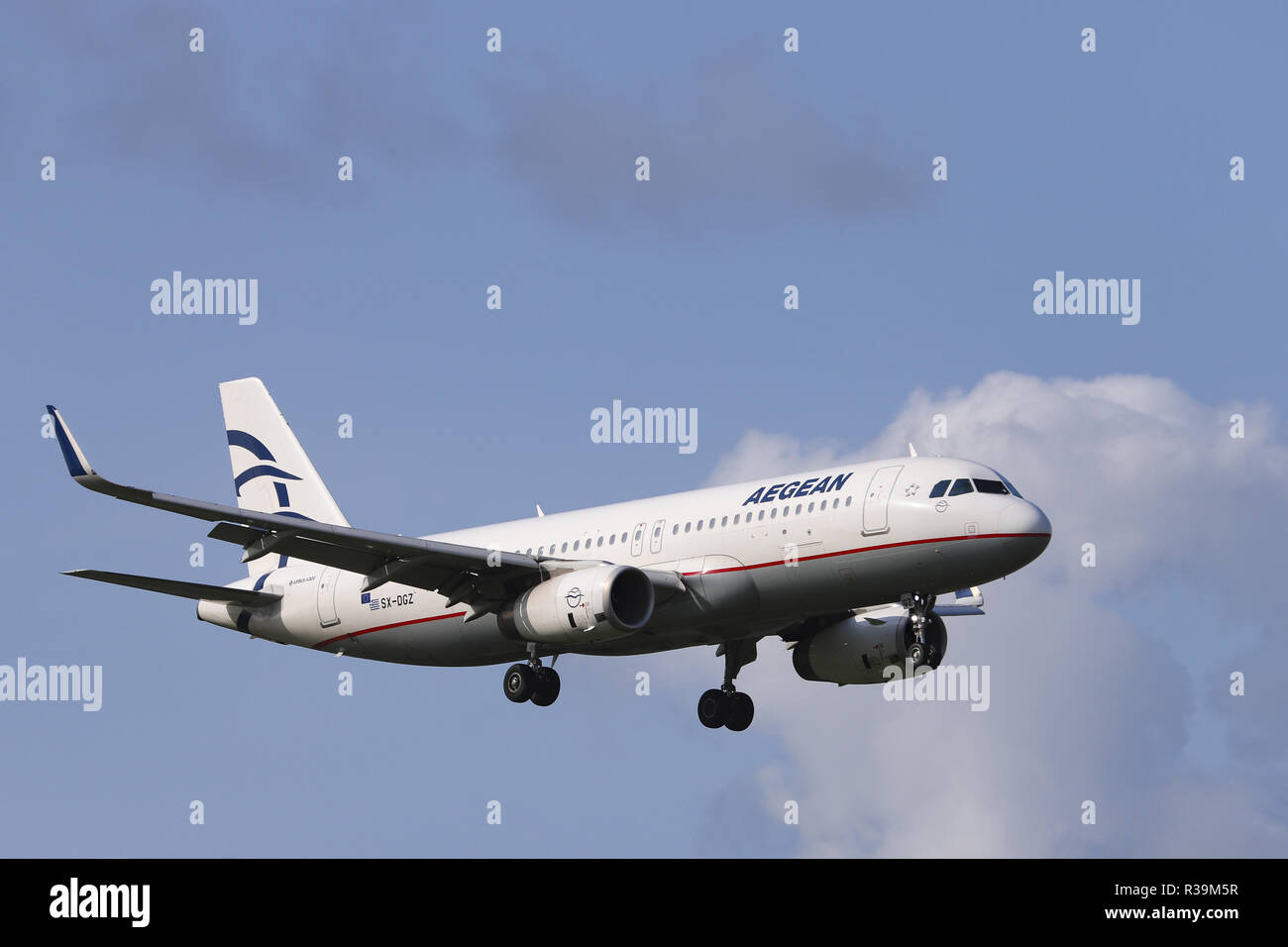 Aux Pays-Bas. Août 30, 2018. Aegean Airlines Airbus A320-232(WL) vu l'atterrissage à l'aéroport international Schiphol d'Amsterdam au cours d'une journée d'été. Aegean Airlines relie Athènes à Amsterdam toute l'année. Crédit : Nicolas Economou SOPA/Images/ZUMA/Alamy Fil Live News Banque D'Images