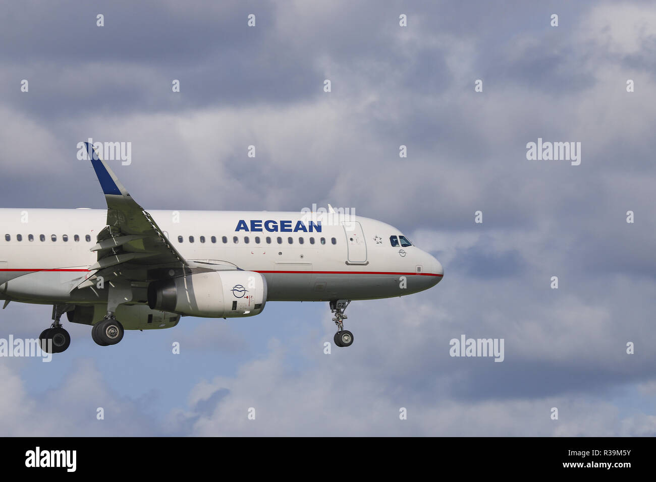 Aux Pays-Bas. Août 30, 2018. Aegean Airlines Airbus A320-232(WL) vu l'atterrissage à l'aéroport international Schiphol d'Amsterdam au cours d'une journée d'été. Aegean Airlines relie Athènes à Amsterdam toute l'année. Crédit : Nicolas Economou SOPA/Images/ZUMA/Alamy Fil Live News Banque D'Images