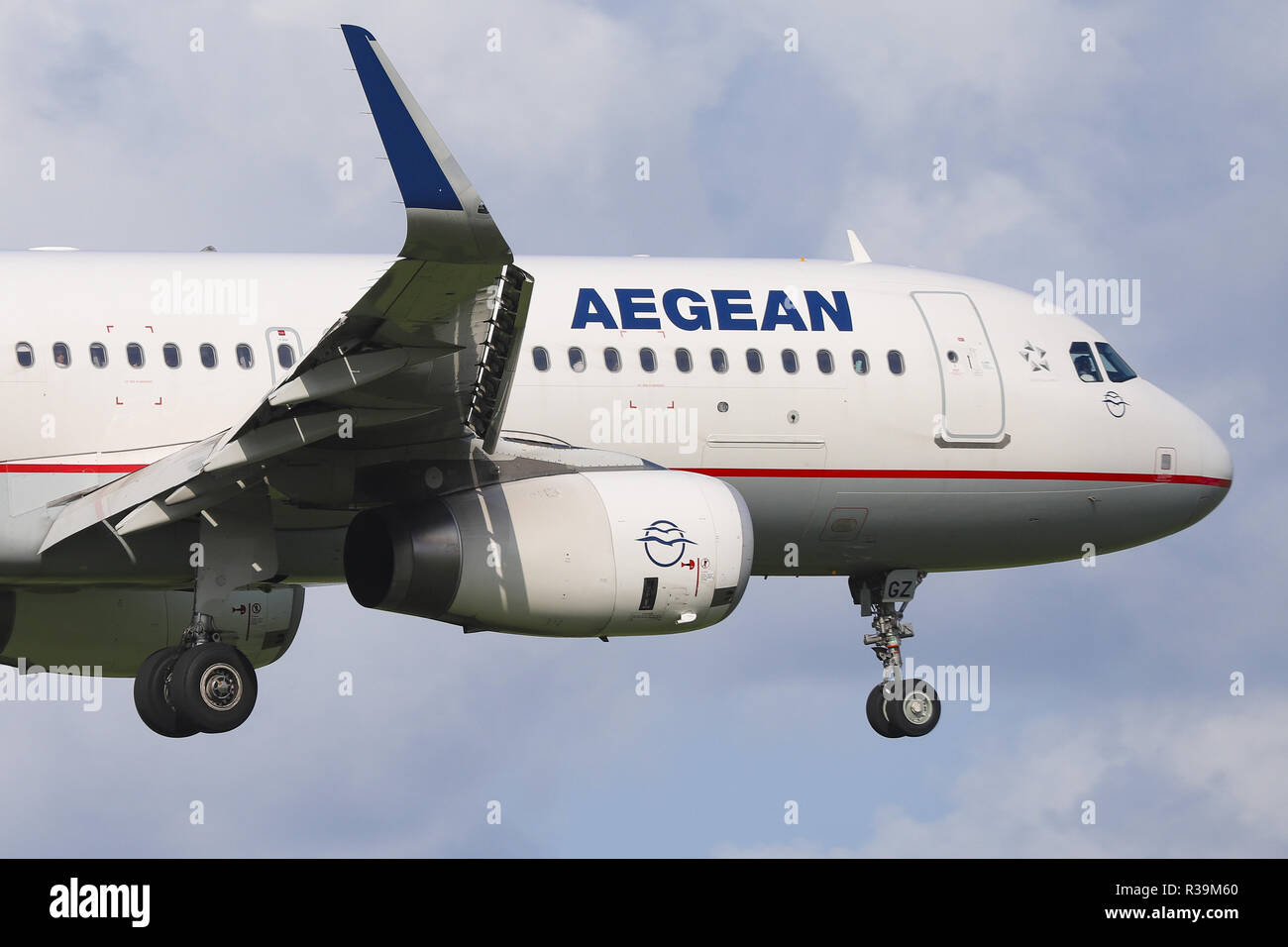 Aux Pays-Bas. Août 30, 2018. Aegean Airlines Airbus A320-232(WL) vu l'atterrissage à l'aéroport international Schiphol d'Amsterdam au cours d'une journée d'été. Aegean Airlines relie Athènes à Amsterdam toute l'année. Crédit : Nicolas Economou SOPA/Images/ZUMA/Alamy Fil Live News Banque D'Images
