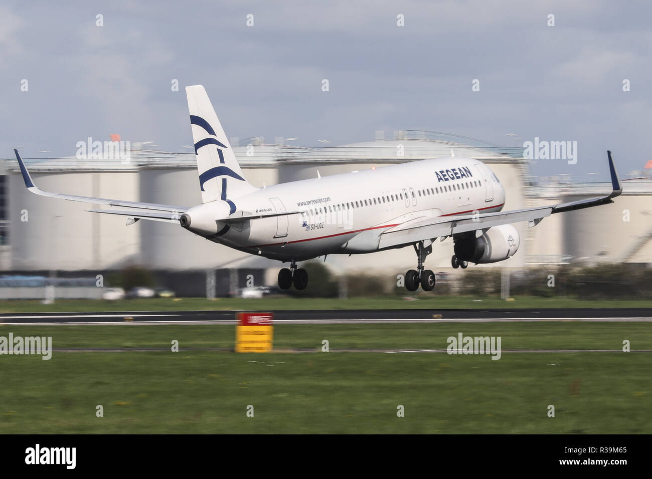 Aux Pays-Bas. Août 30, 2018. Aegean Airlines Airbus A320-232(WL) vu l'atterrissage à l'aéroport international Schiphol d'Amsterdam au cours d'une journée d'été. Aegean Airlines relie Athènes à Amsterdam toute l'année. Crédit : Nicolas Economou SOPA/Images/ZUMA/Alamy Fil Live News Banque D'Images