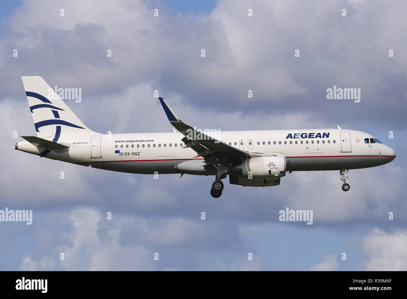 Aux Pays-Bas. Août 30, 2018. Aegean Airlines Airbus A320-232(WL) vu l'atterrissage à l'aéroport international Schiphol d'Amsterdam au cours d'une journée d'été. Aegean Airlines relie Athènes à Amsterdam toute l'année. Crédit : Nicolas Economou SOPA/Images/ZUMA/Alamy Fil Live News Banque D'Images