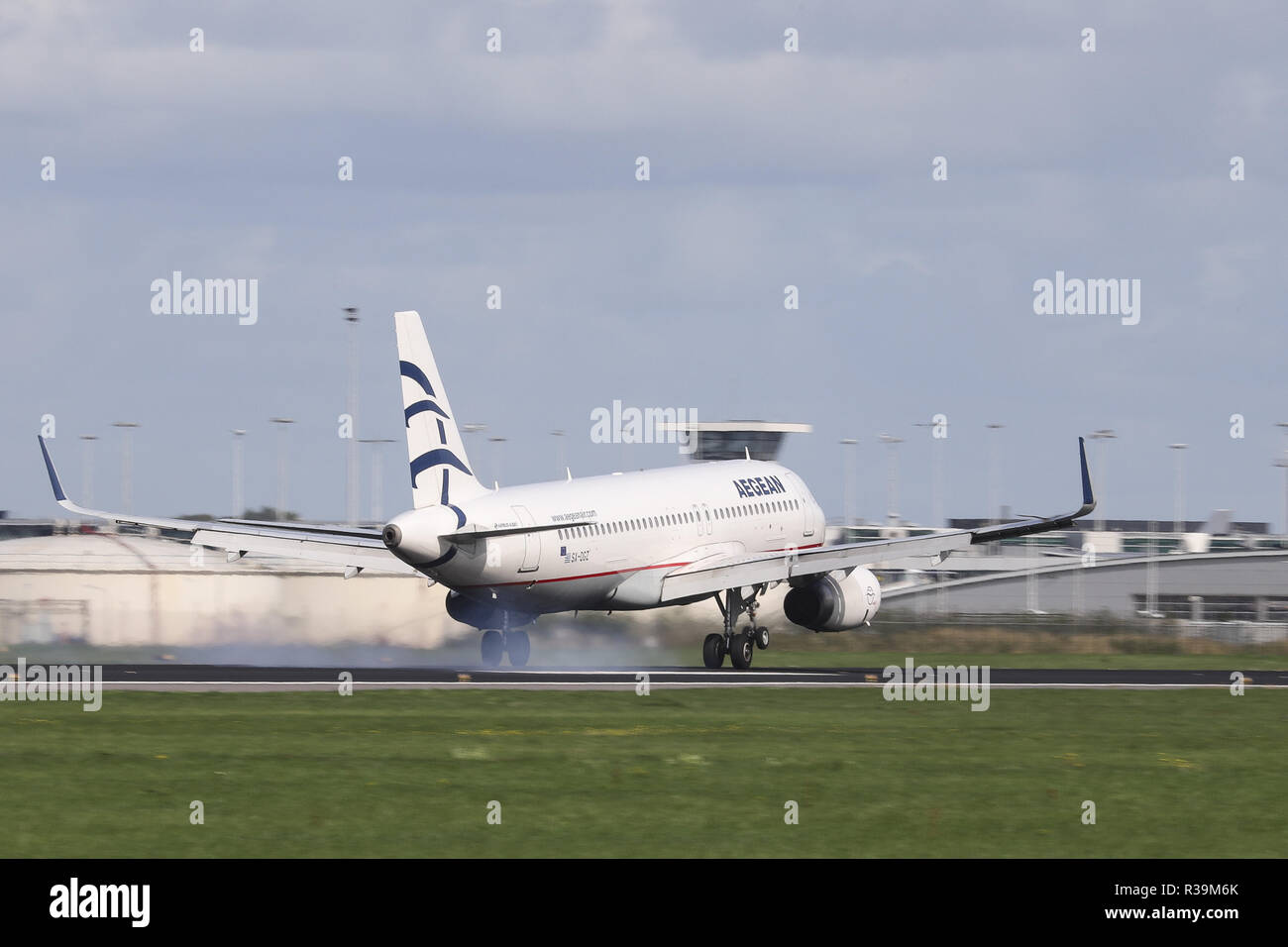 Aux Pays-Bas. Août 30, 2018. Aegean Airlines Airbus A320-232(WL) vu l'atterrissage à l'aéroport international Schiphol d'Amsterdam au cours d'une journée d'été. Aegean Airlines relie Athènes à Amsterdam toute l'année. Crédit : Nicolas Economou SOPA/Images/ZUMA/Alamy Fil Live News Banque D'Images