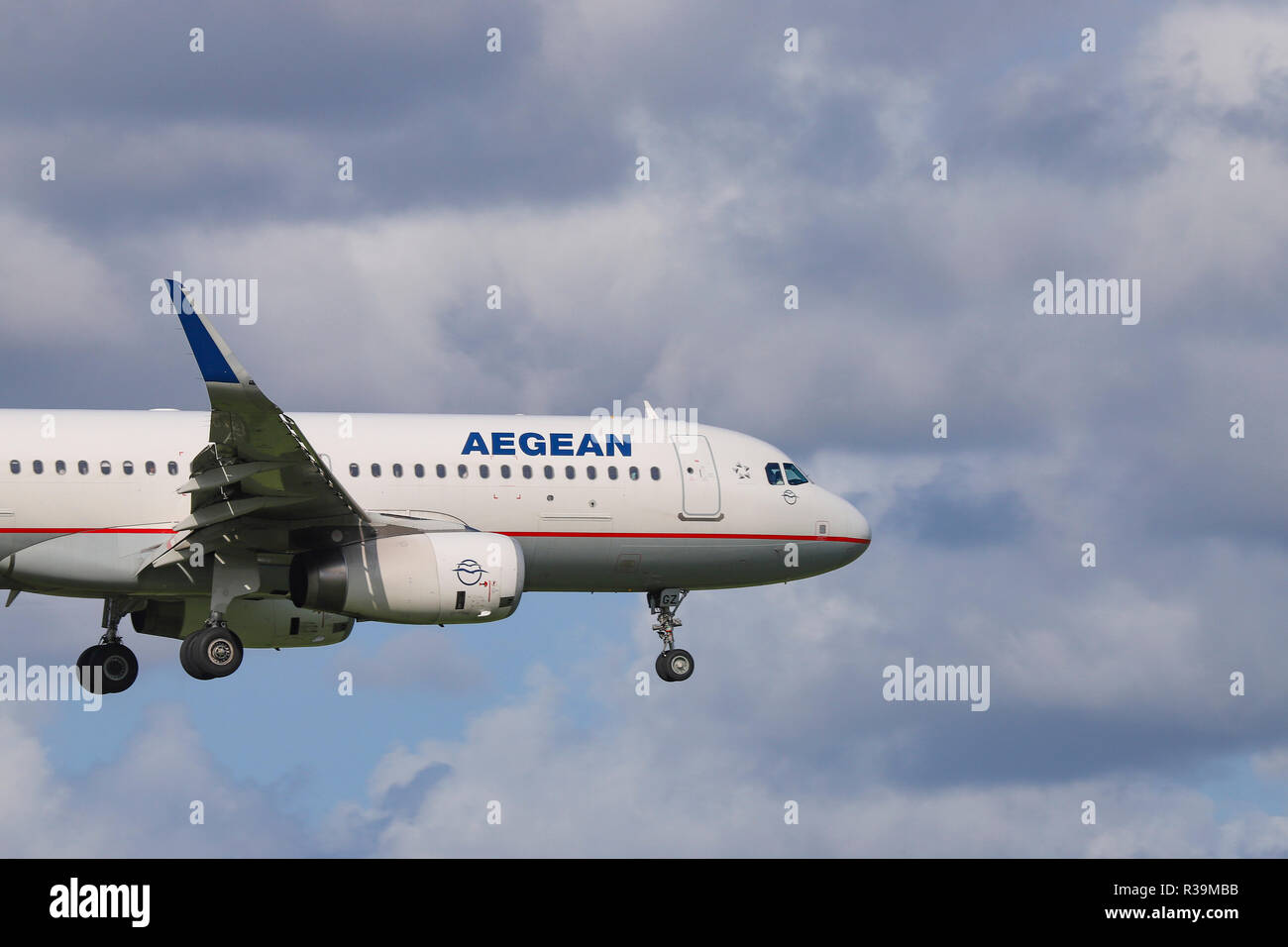 Aegean Airlines Airbus A320-232(WL) vu l'atterrissage à l'aéroport international Schiphol d'Amsterdam au cours d'une journée d'été. Aegean Airlines relie Athènes à Amsterdam toute l'année. Banque D'Images