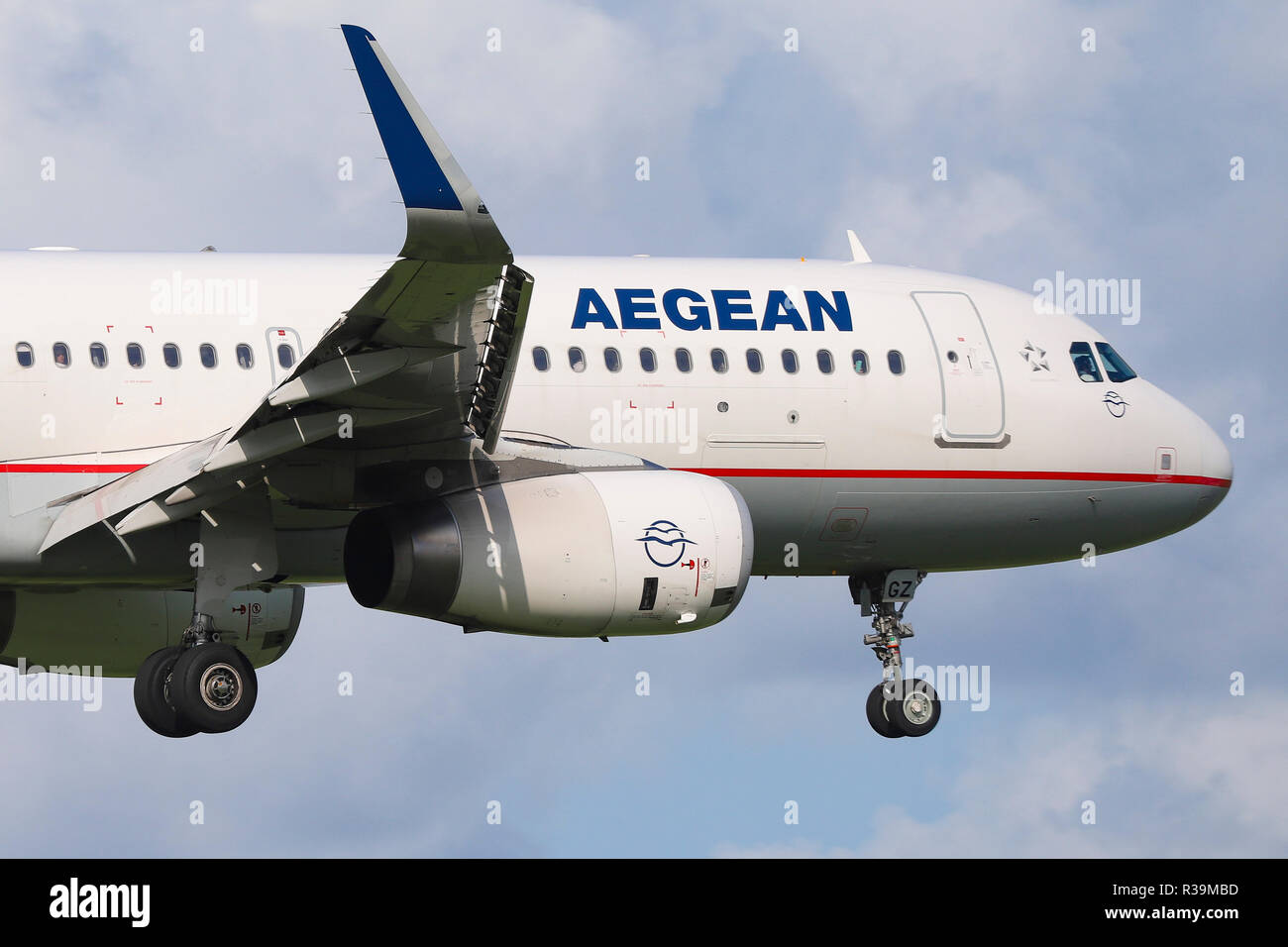Aegean Airlines Airbus A320-232(WL) vu l'atterrissage à l'aéroport international Schiphol d'Amsterdam au cours d'une journée d'été. Aegean Airlines relie Athènes à Amsterdam toute l'année. Banque D'Images