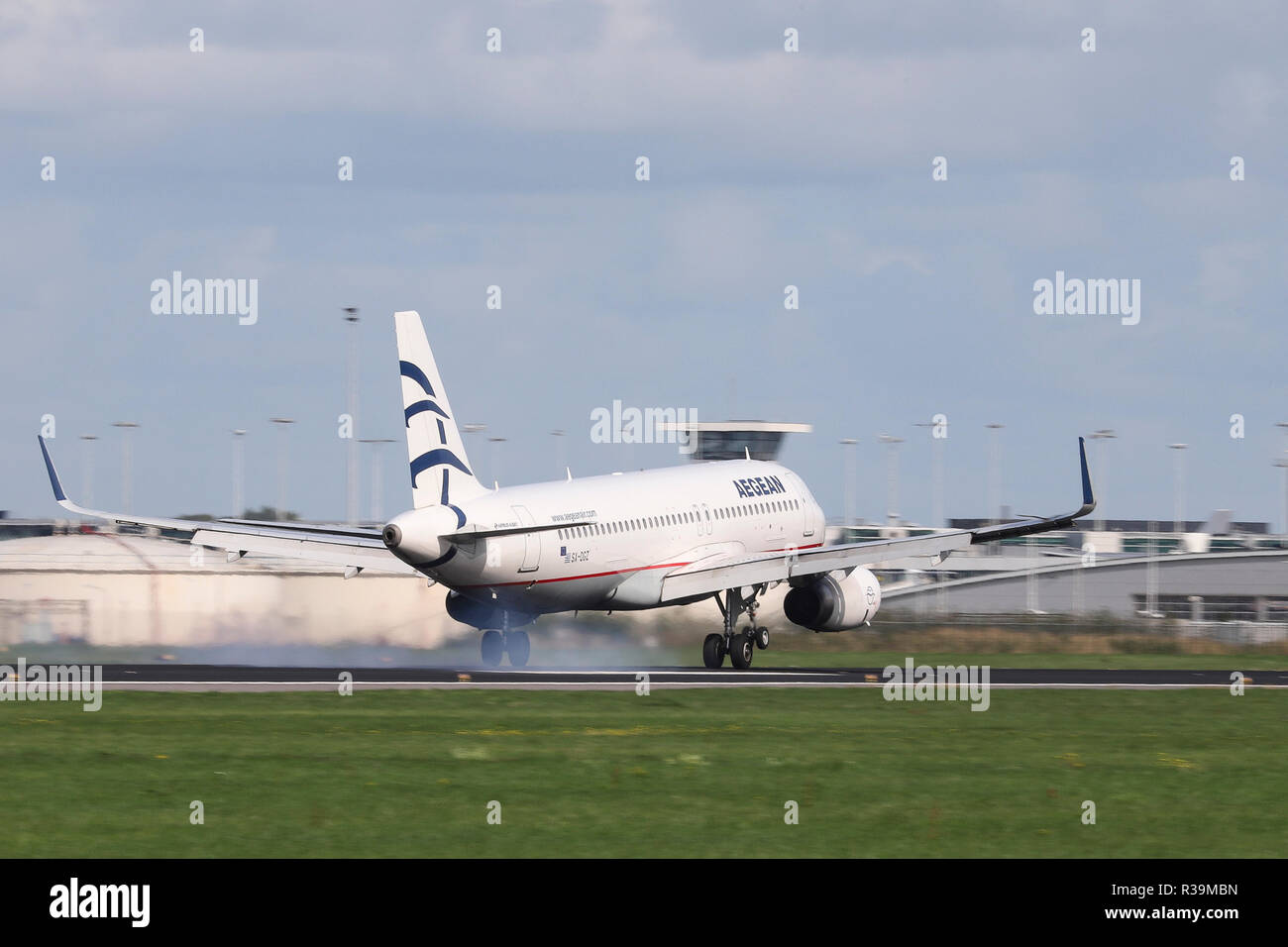 Aegean Airlines Airbus A320-232(WL) vu l'atterrissage à l'aéroport international Schiphol d'Amsterdam au cours d'une journée d'été. Aegean Airlines relie Athènes à Amsterdam toute l'année. Banque D'Images