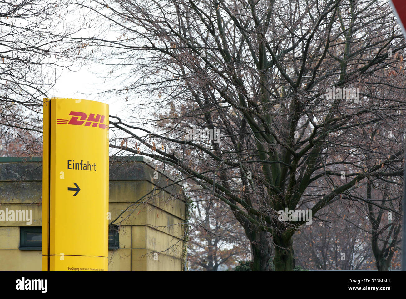 Cologne, Allemagne. 21 Nov, 2018. La DHL signe vu à l'entrée d'un centre de tri de colis à Cologne en Allemagne, Noël est la période la plus chargée pour les livraisons par la poste et par messagerie. Credit : Osama Faisal SOPA/Images/ZUMA/Alamy Fil Live News Banque D'Images