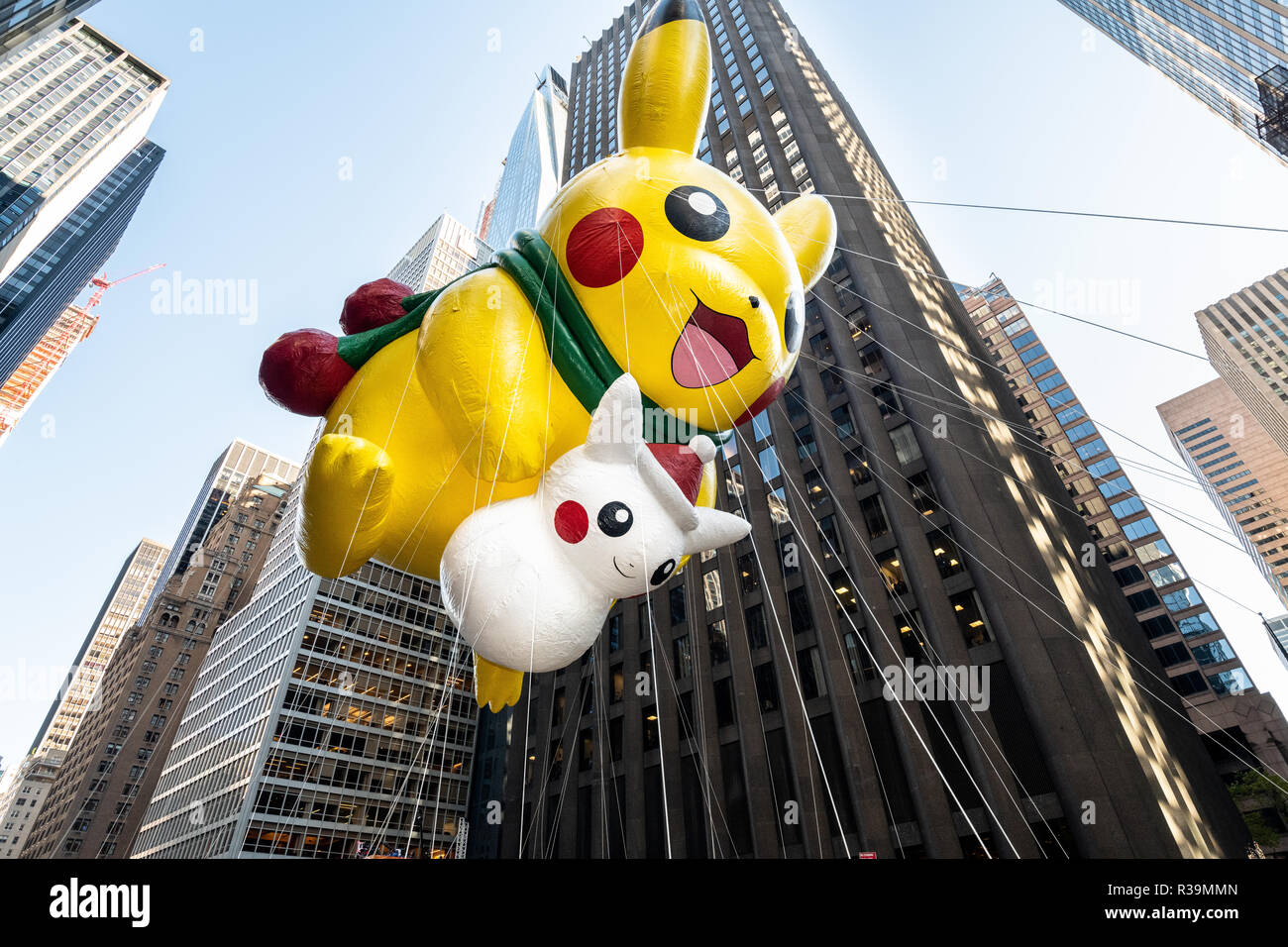 Le ballon Pikachu vu pendant le 2018 Macy's Thanksgiving Day Parade à New York. Banque D'Images