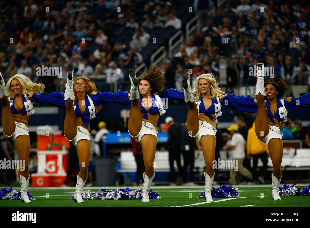 Arlington, Texas, USA. 22 Nov, 2018. 22 novembre, 2018. Les Dallas Cowboys cheerleaders effectuer que les Redskins de Washington ont joué les Dallas Cowboys dans un match de la NFL le jour de Thanksgiving chez AT&T Stadium à Arlington, Tx. Credit : Ralph Lauer/ZUMA/Alamy Fil Live News Banque D'Images