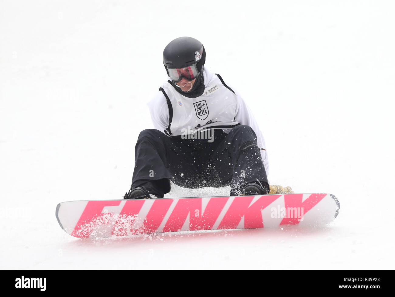 Beijing, Chine. 23 Nov, 2018. Nicolas Huber de la Suisse fait concurrence au cours de la Men's Snowboard Big Air Chaleur Qualification 1 à l'IF 2018 Coupe du Monde de Big Air à Beijing, capitale de Chine, le 23 novembre 2018. Credit : Jia Haocheng/Xinhua/Alamy Live News Banque D'Images