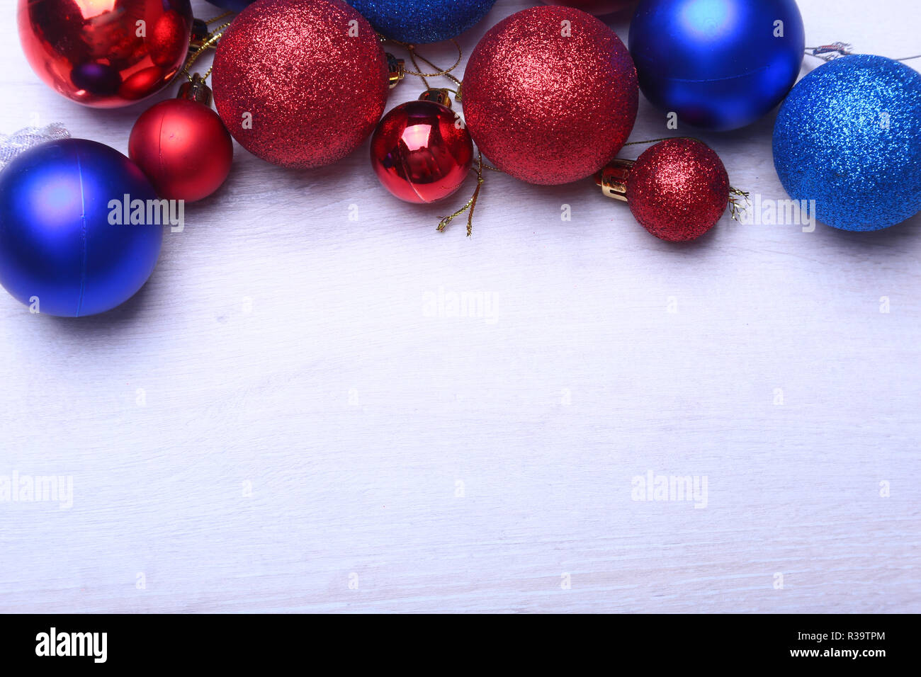 Boules de Noël rouge et bleu sur un fond de bois Photo Stock - Alamy