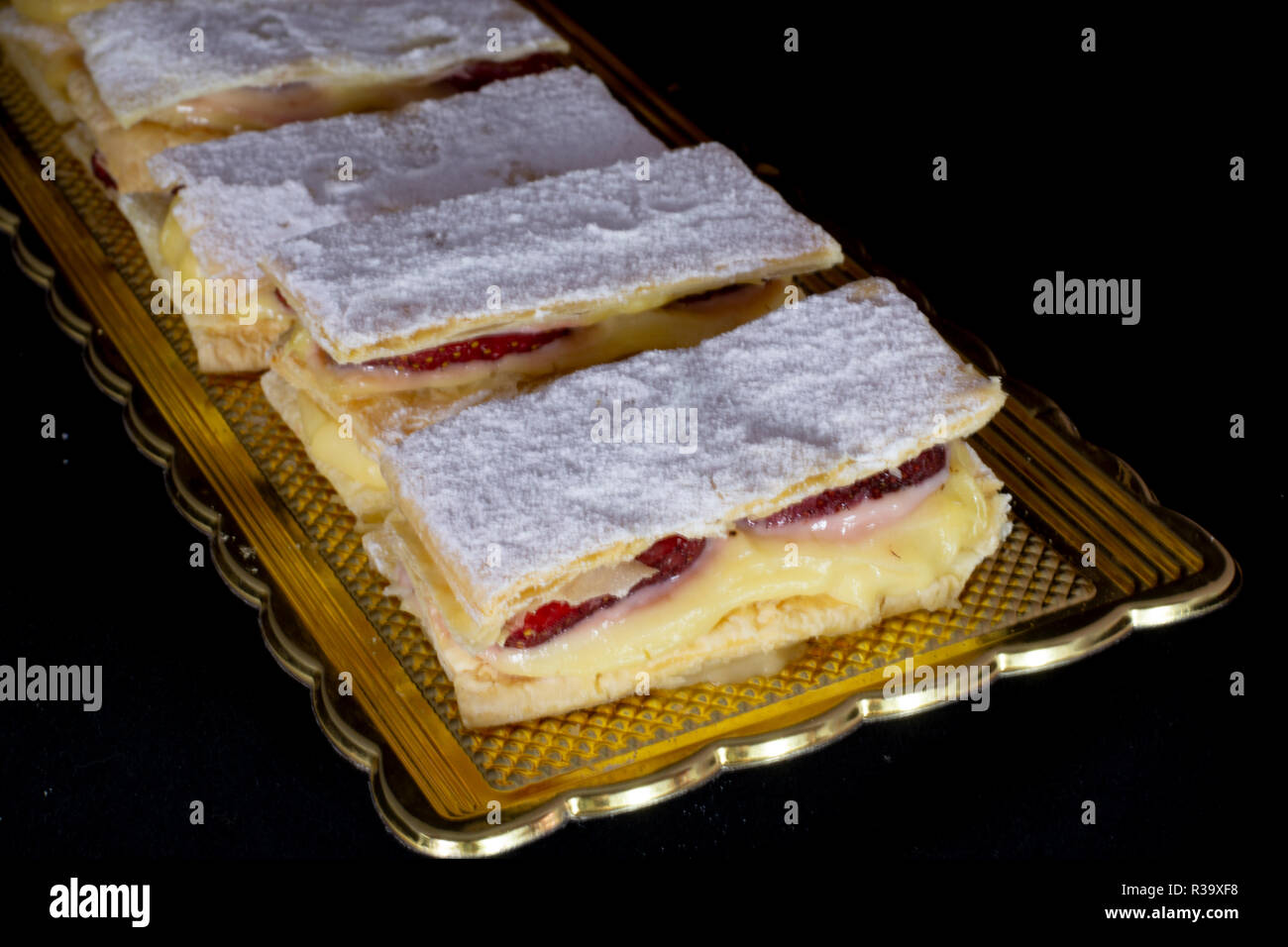 Napoleon Russe Gateau Avec Des Fraises Fraiches Isolees Avec Fond Noir Photo Stock Alamy