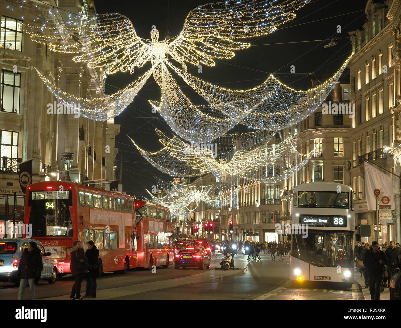 Voir regardant les lumières de Noël de fête de nuit dans Regent Street London 2018 Banque D'Images