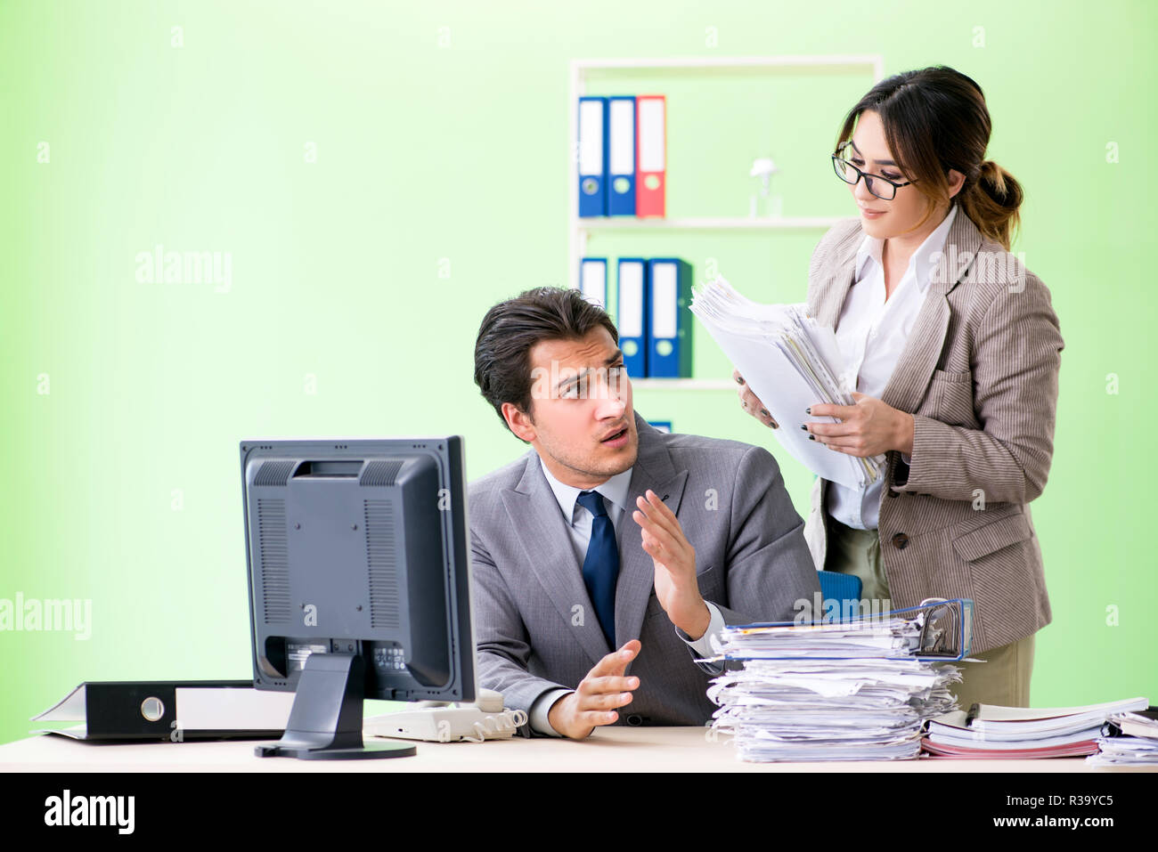 Homme employé souffrant d'un excès de travail Banque D'Images