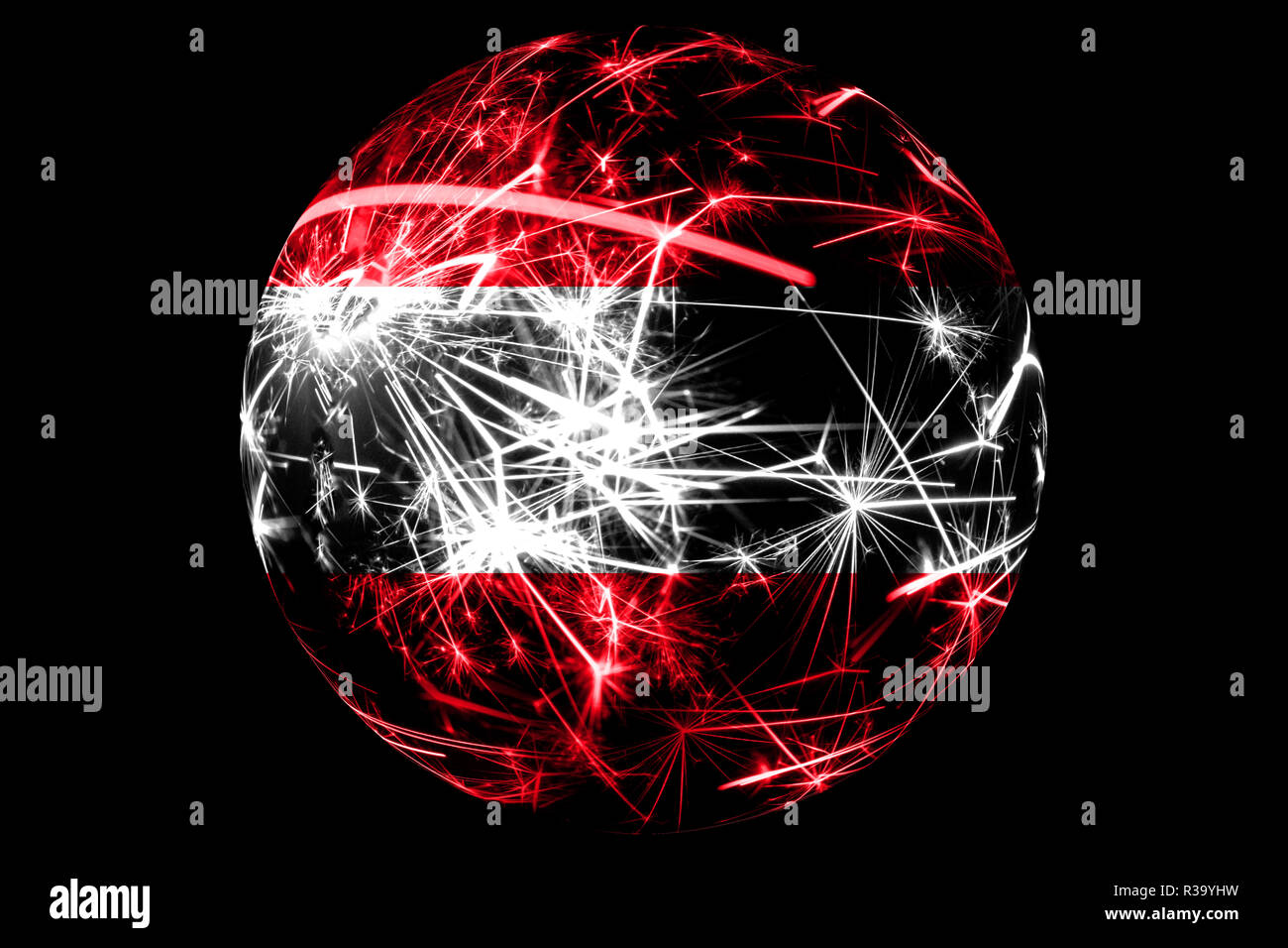 Résumé L'Autriche drapeau étincelante, Boule de Noël Maison de vacances concept isolé sur fond noir Banque D'Images