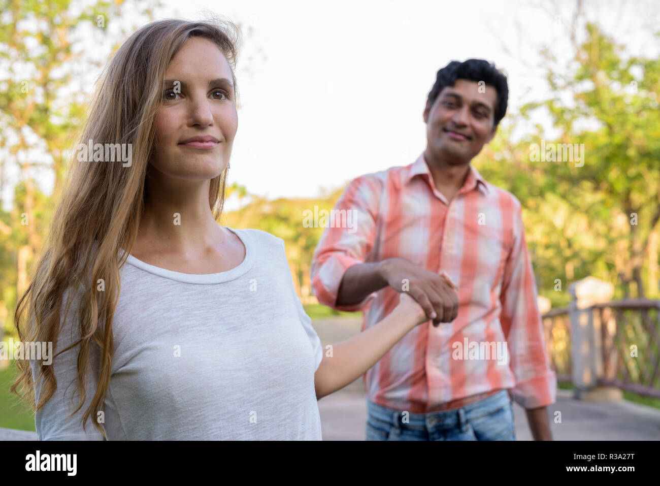 Close up of multi ethnic couple smiling with belle wom Banque D'Images