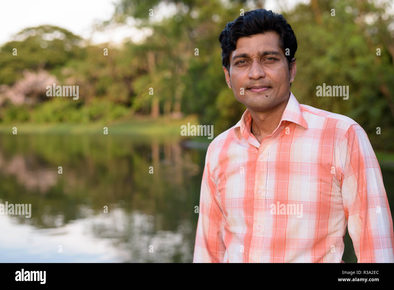 Close up of Indian man contre vue pittoresque sur le lac en peacef Banque D'Images
