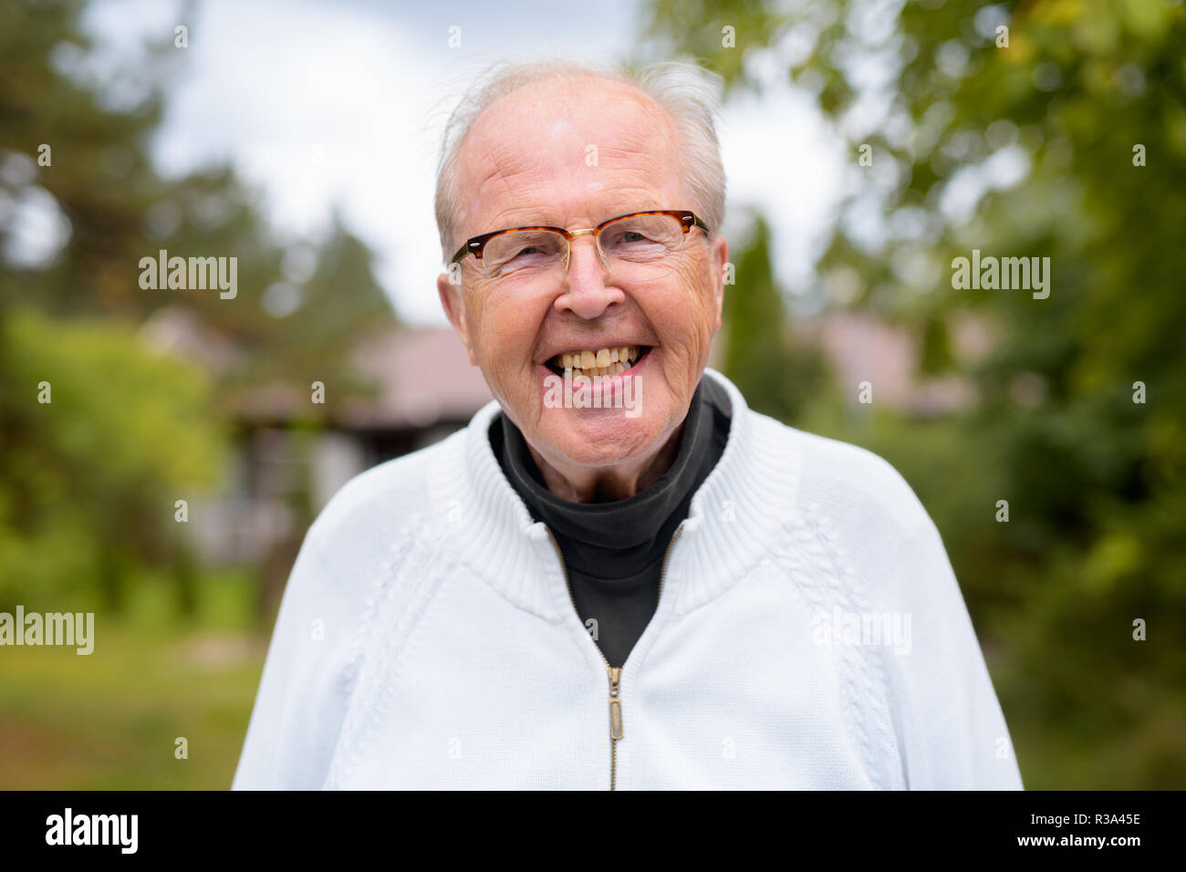 Happy Senior Man with Eyeglasses Smiling At Home en plein air Banque D'Images