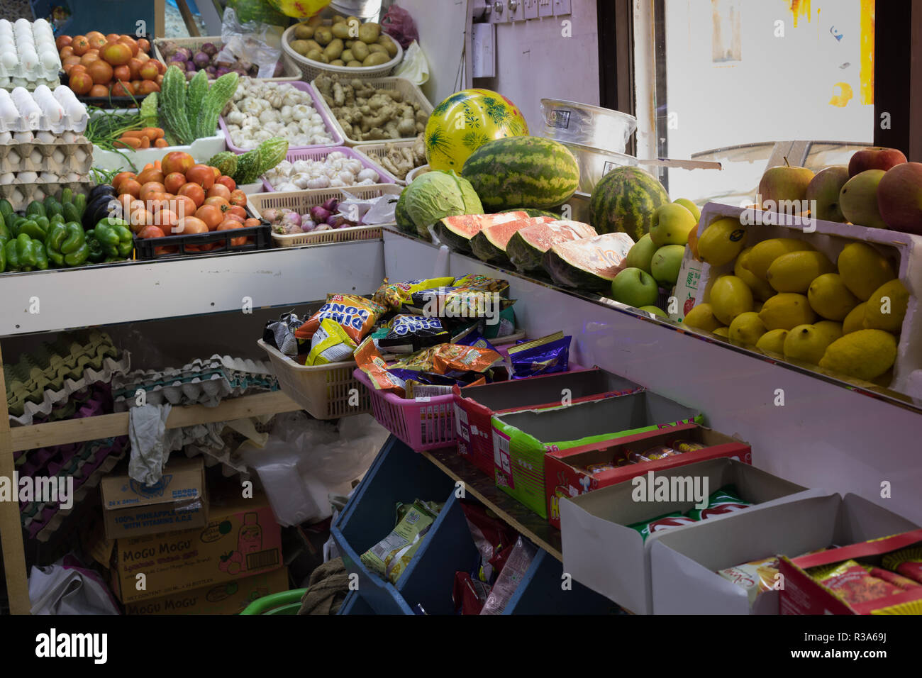 Boissons gazeuses marques célèbres sur l'étagère de supermarché / Bahreïn magasin froid Banque D'Images