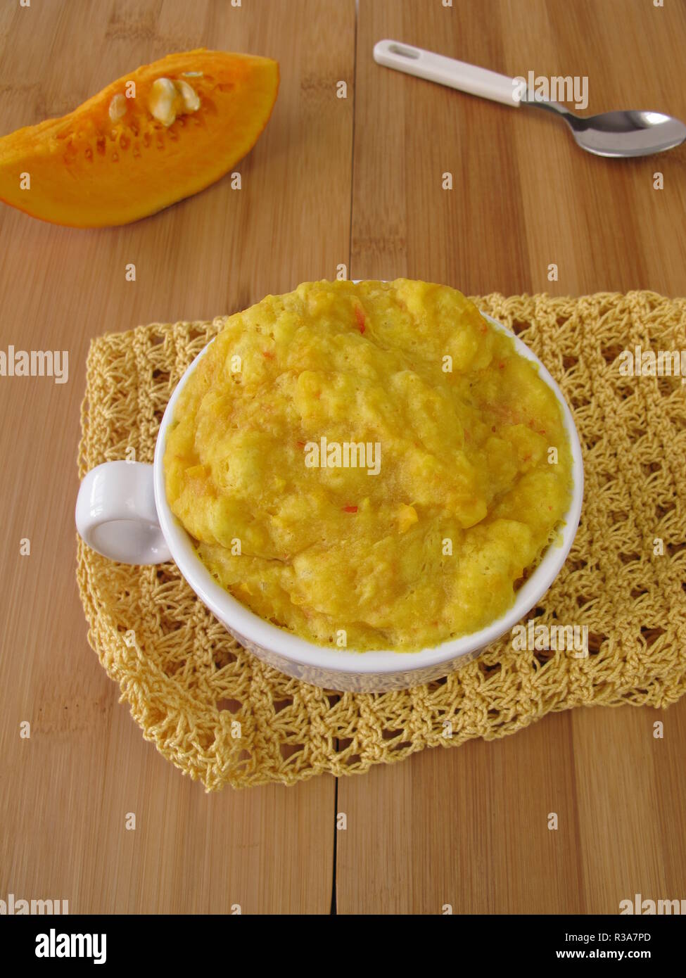 Mug Cake citrouille dans la tasse du four micro-ondes Banque D'Images