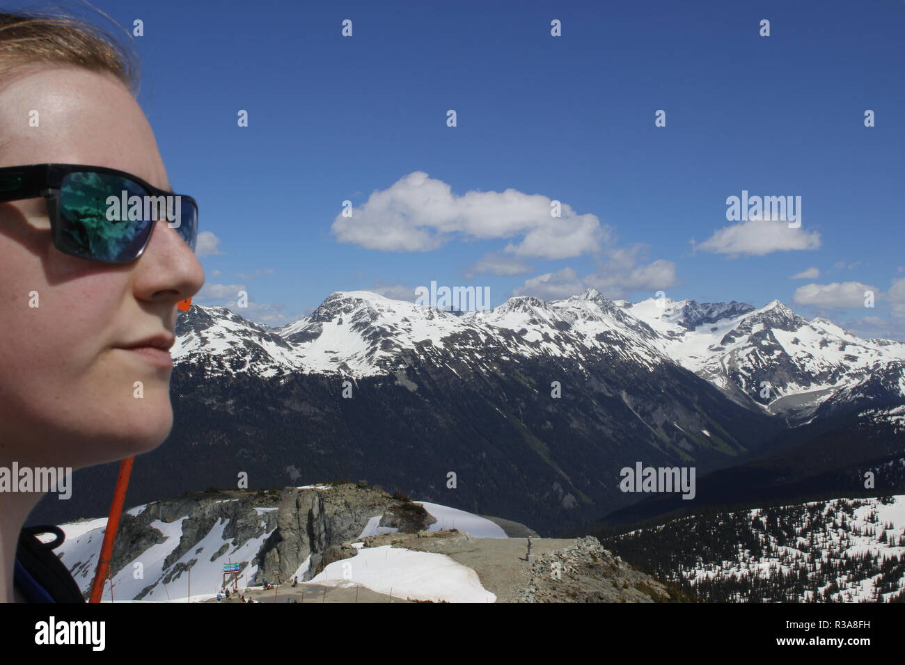 Femme debout sur le sommet de la montagne surplombant un magnifique lac glaciaire. Pris sur Panorama Ridge, Garibaldi, près de Whistler, BC, Canada.. Banque D'Images