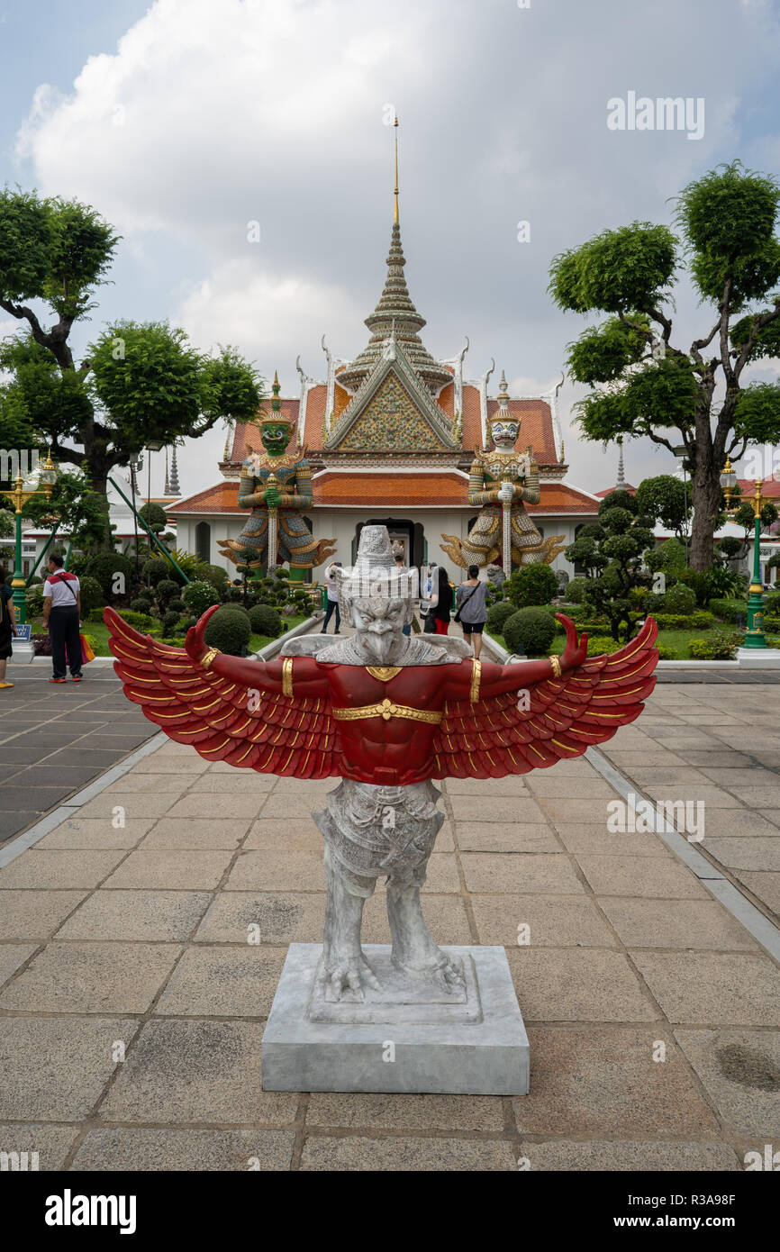 Une sculpture 'Arun Garuda' par l'artiste thaï Komkrit vu Tepthian au motif du Grand Palais à Bangkok, en Thaïlande, dans le cadre de l'ordre des avocats ou le 'Bangkok art Biennale 2018'. Vie quotidienne à Bangkok capitale de la Thaïlande. Banque D'Images