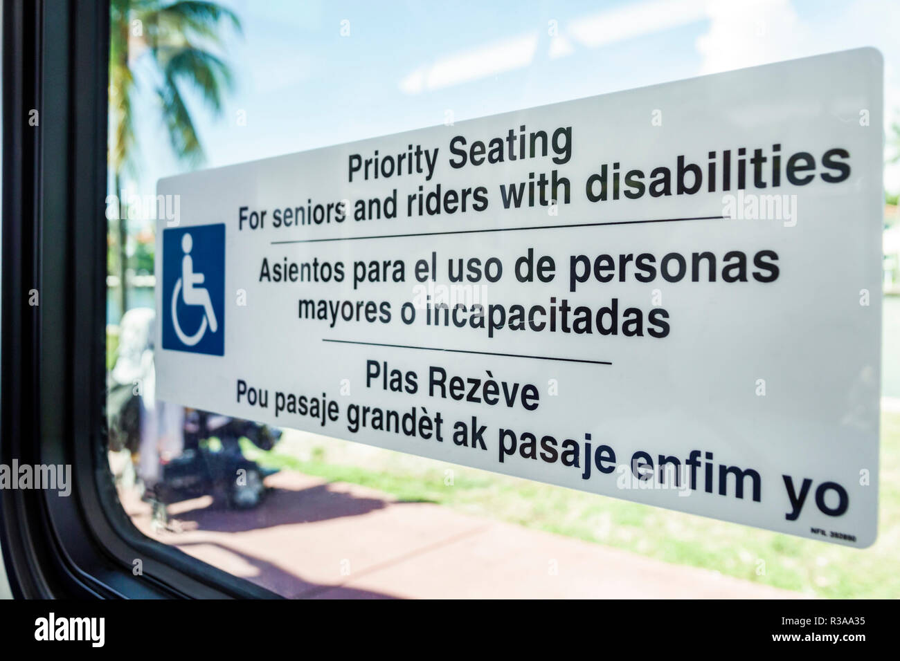 Miami Beach Florida, Miami-Dade panneau Metrobus bilingue espagnol anglais langues créoles, sièges prioritaires personnes handicapées, FL181115023 Banque D'Images