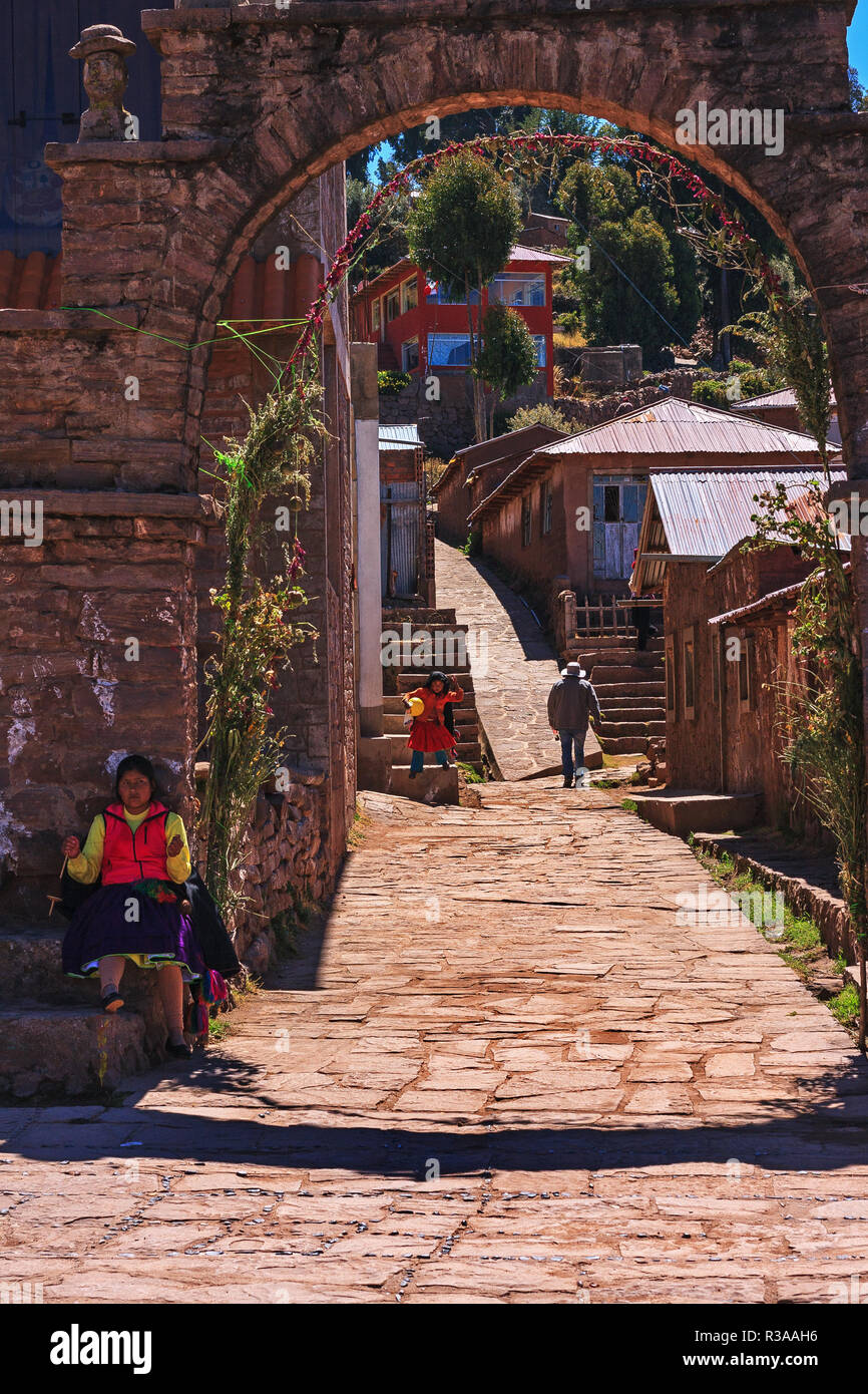 Scène de la vie paysanne péruvienne de l'île de Taquile, Puno, Pérou Banque D'Images