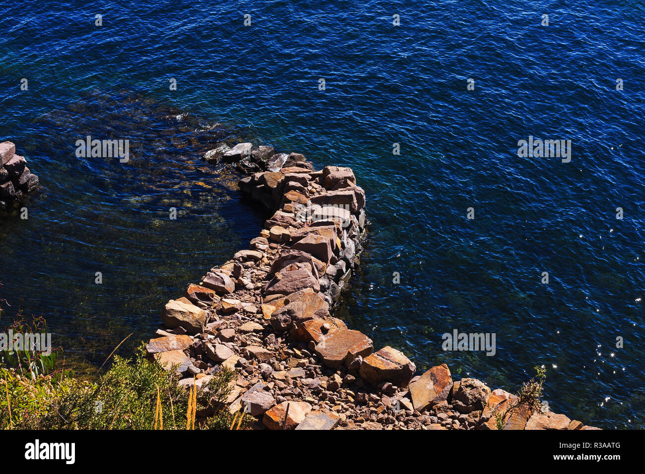 Rock pier sur un lac bleu à l'île de Taquile Puno, Pérou Banque D'Images