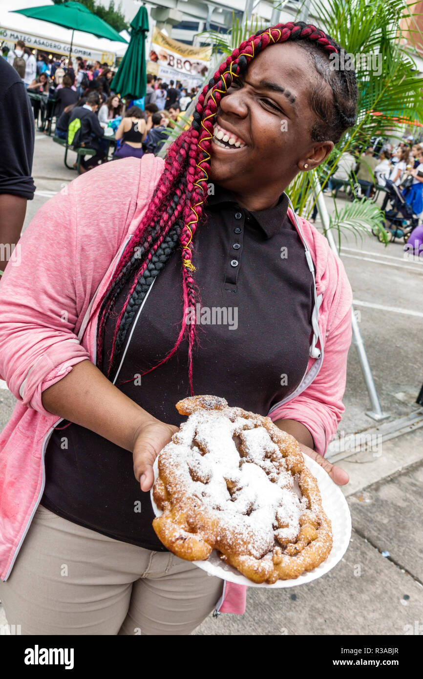 Miami Florida,Miami-Dade College,Foire du livre,annuel Black Teen adolescents adolescents adolescentes filles,femme enfant enfants enfants jeunes,cheveux tressés Banque D'Images