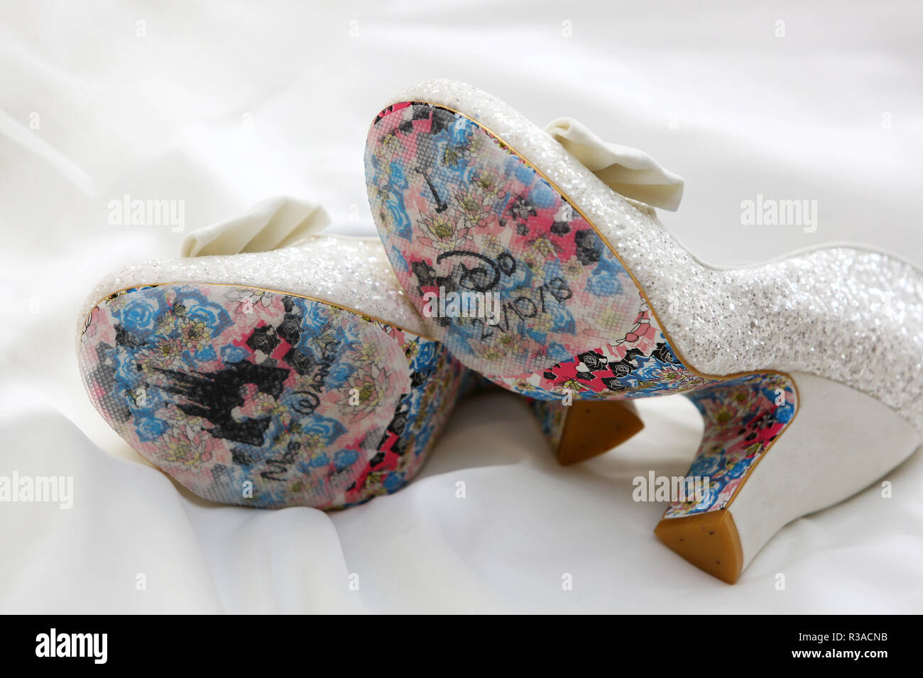 Une paire de brides Choix irréguliers chaussures de mariage dans le Hampshire, au Royaume-Uni. Banque D'Images