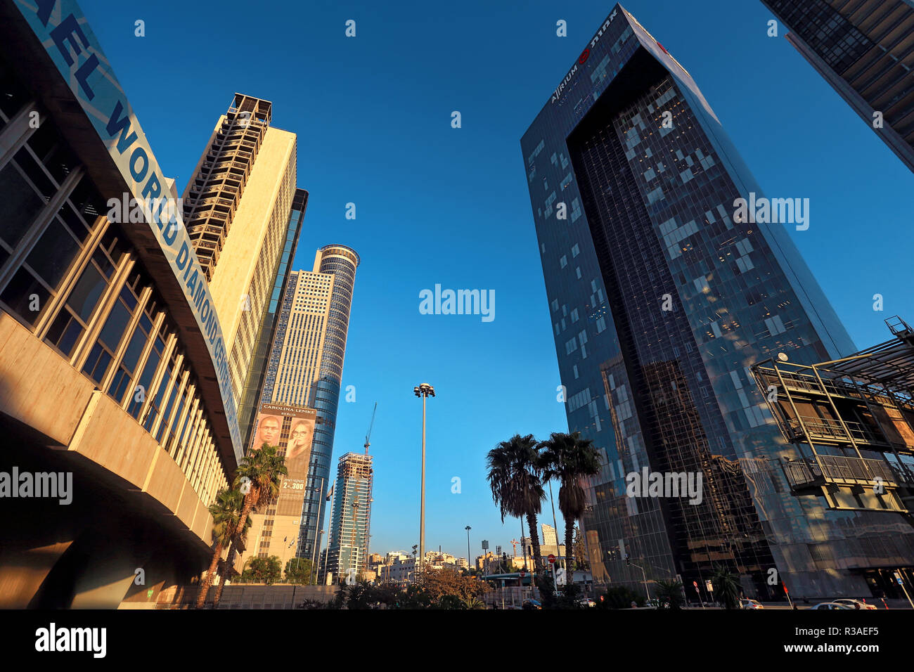 Tel Aviv, Israël, octobre 2017. Centre mondial du diamant d'Israël (Israel Diamond Exchange) et skyscrapes. Vue sur la rue. Banque D'Images