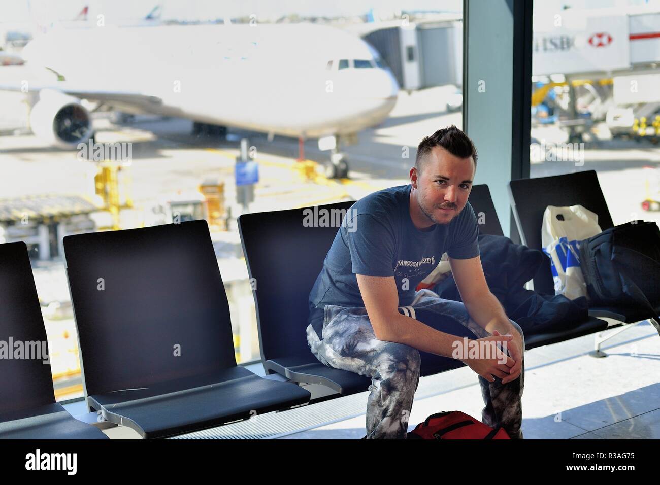 Londres, Angleterre, Royaume-Uni. Au départ d'attente des passagers internationaux à sa porte avant d'embarquer sur un vol. Banque D'Images