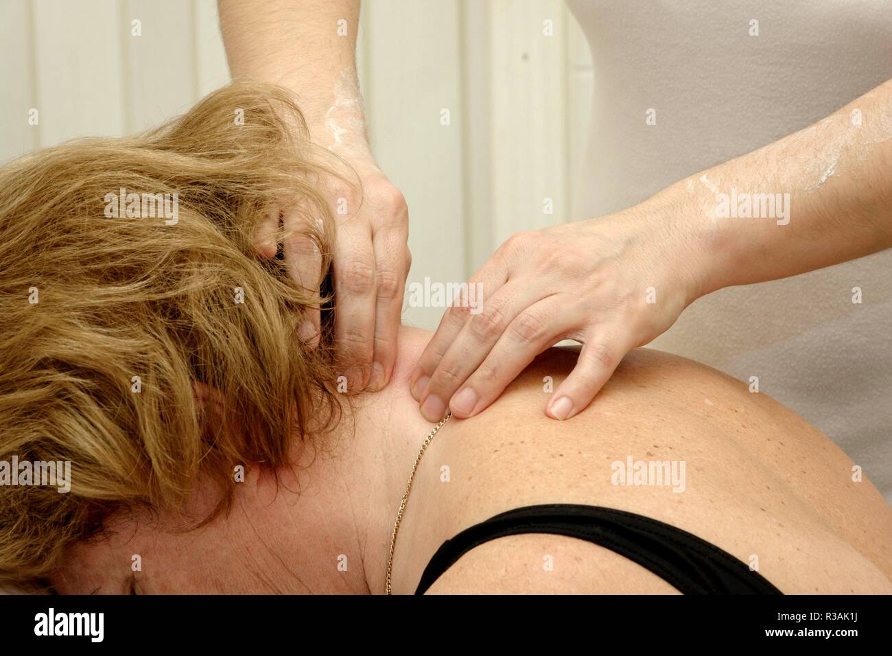 Massage du cou á cegléd au spa Banque D'Images