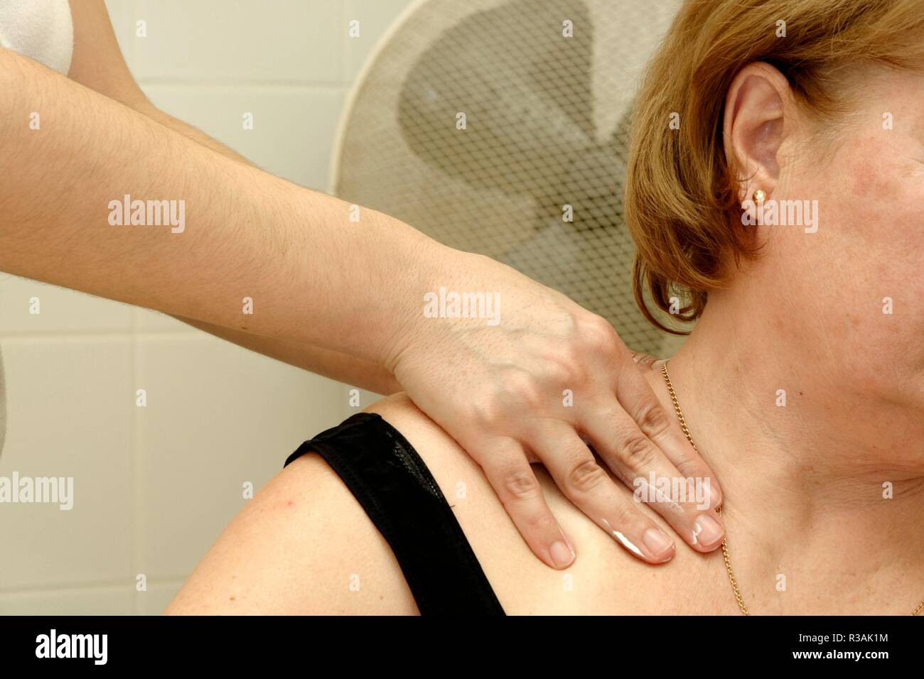 Cou et épaules massage au spa senior à á cegléd Banque D'Images