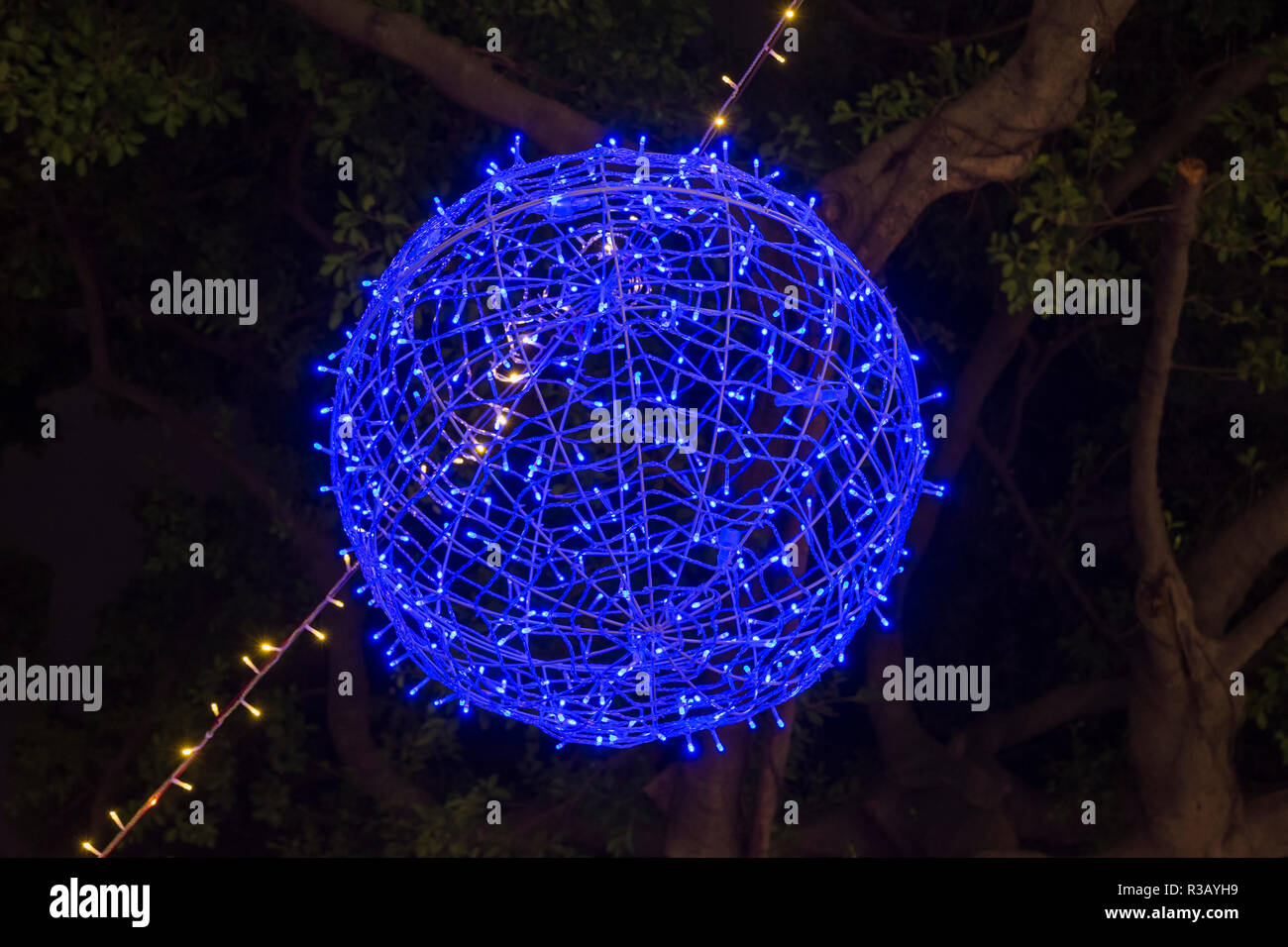 Détail de lumières de Noël au-dessus occupé Park Lane Shopper's Boulevard, le long de Nathan Road, Tsim Sha Tsui, Hong Kong Banque D'Images