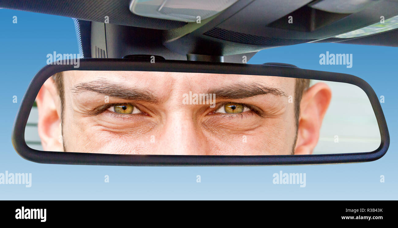 Les yeux dans le rétroviseur intérieur de voiture Photo Stock - Alamy